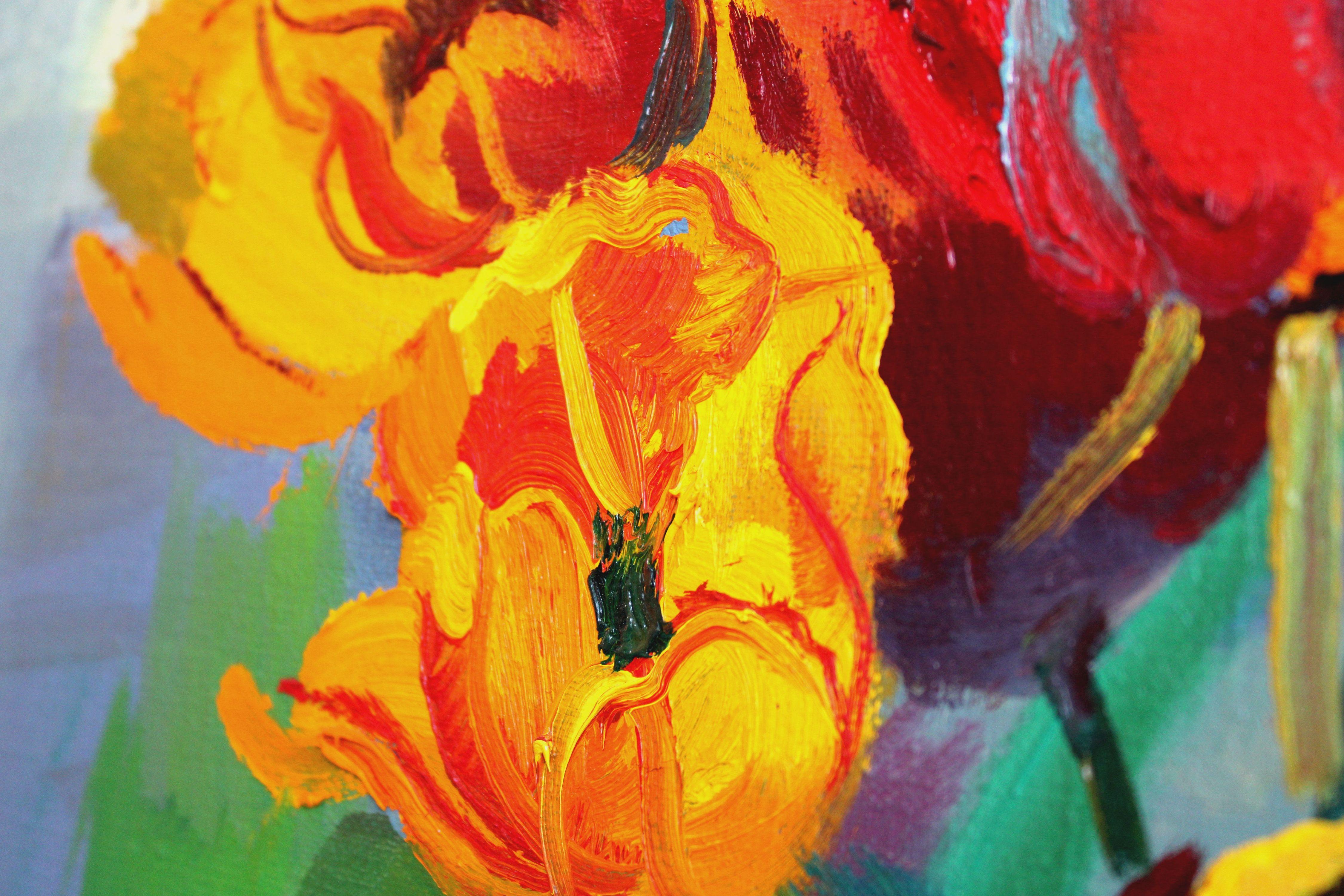 Zita Sudnika, Tulpen mit einem Regenbogen. 2007. Öl auf Leinwand, 70x80

Das lebendige und visuell auffällige Gemälde zeigt die Schönheit von roten und gelben Tulpen, die in einer Vase arrangiert und prominent auf einem Tisch platziert sind. Die