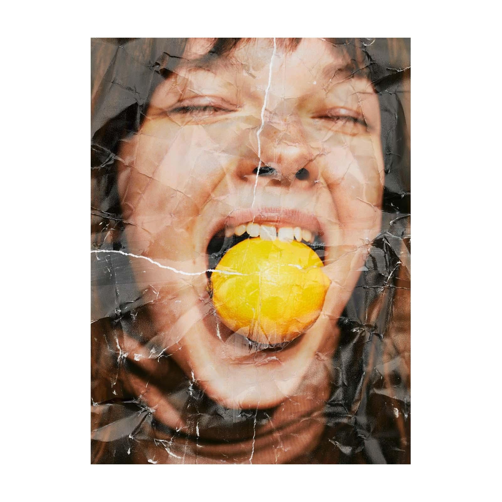 Ungherese 'Zita con limone', fotografia della serie Light Therapy di Zoltan Tombor in vendita