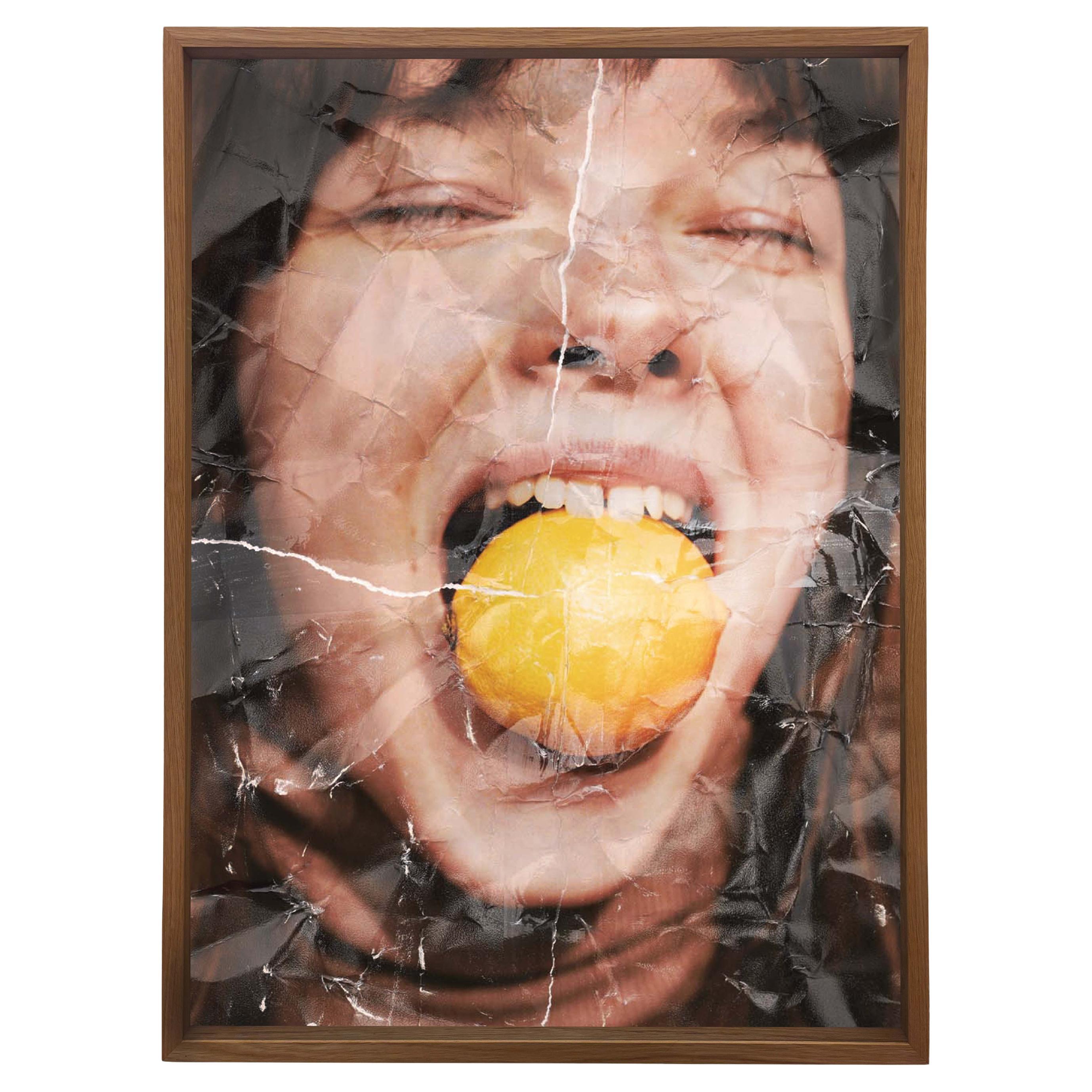 'Zita con limone', fotografia della serie Light Therapy di Zoltan Tombor in vendita