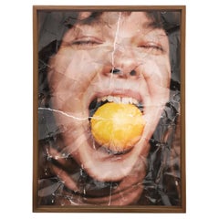 'Zita con limone', fotografia della serie Light Therapy di Zoltan Tombor
