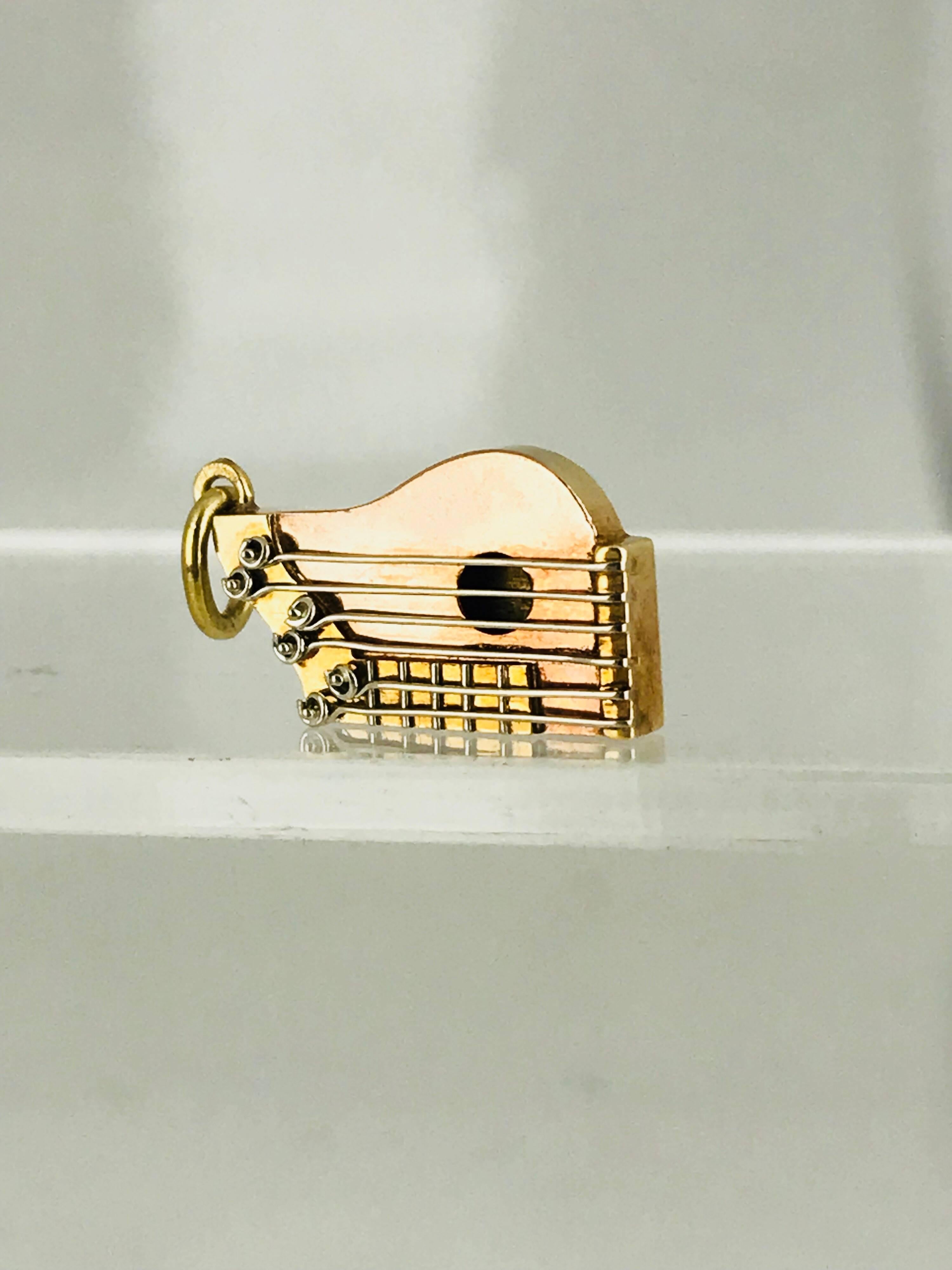 Zither Musical Instrument, Charm, 18 Karat Yellow Gold with White Strings, Rare For Sale 2