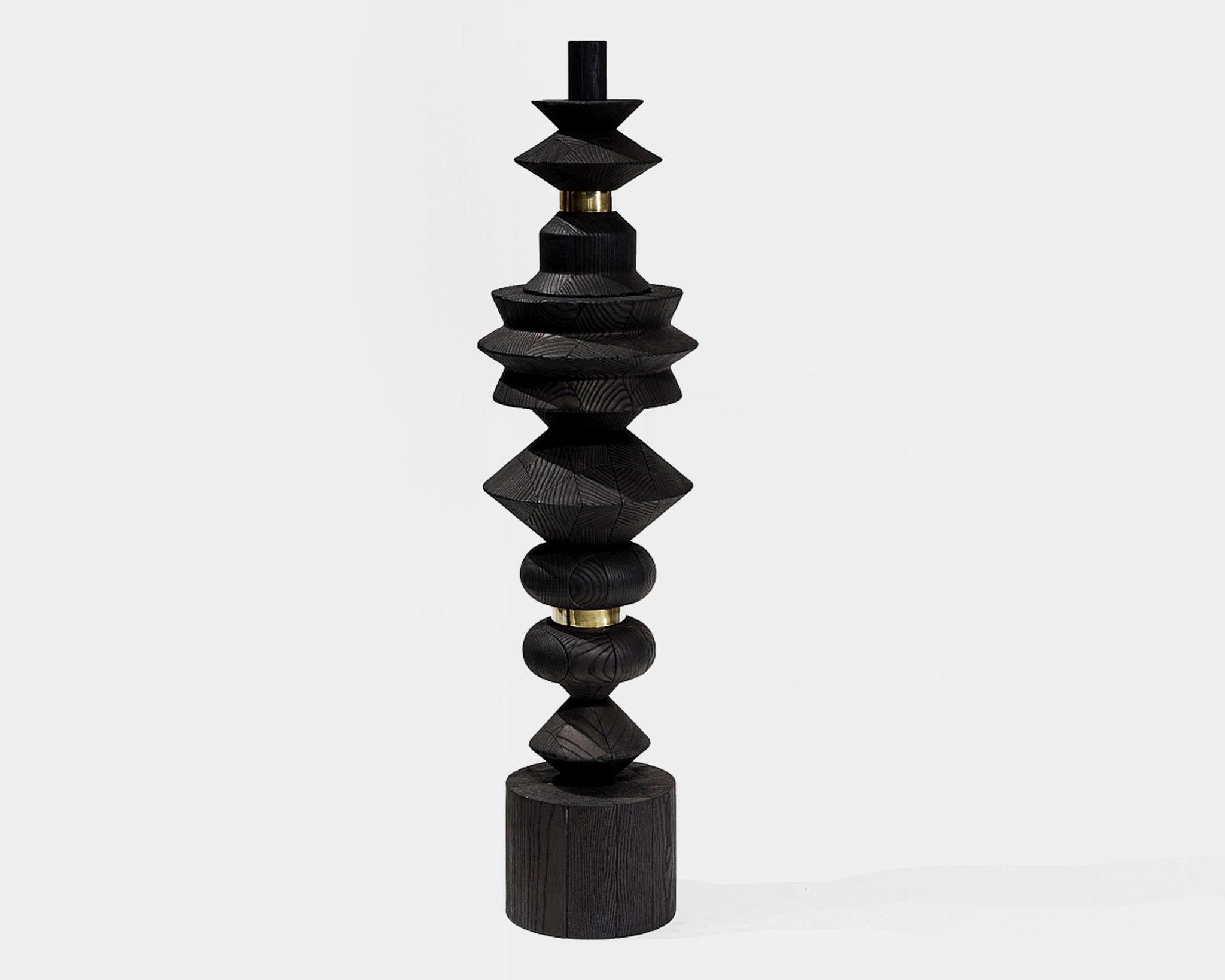 Yasu - sculpture en bois brûlé de Zlata Kornilova en vente 1