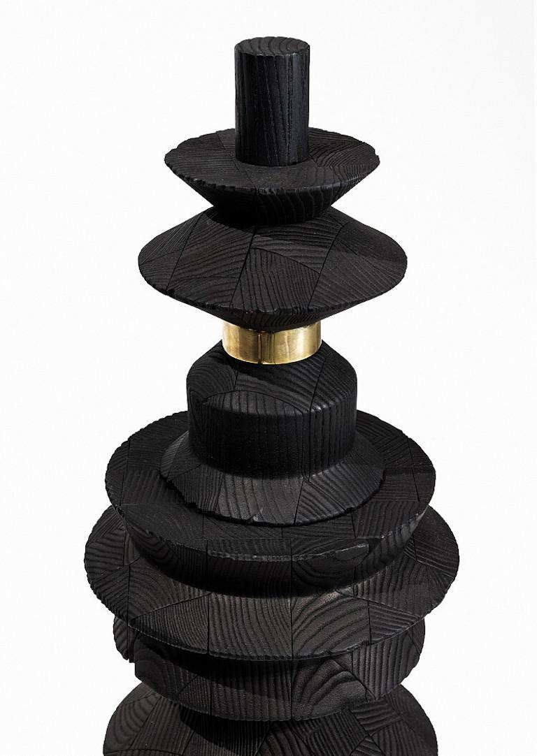 Yasu - sculpture en bois brûlé de Zlata Kornilova en vente 4