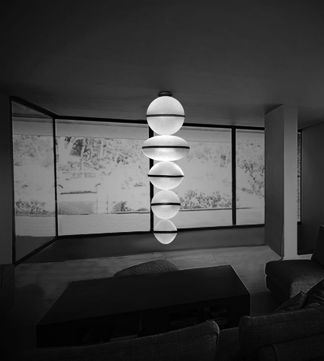 ZM5532 Lampada scultura di Coralie Beauchamp
Dimensioni: D. 70 x H. 208 cm
Materiali: Composito: fibra di vetro con una tessitura di carbonio, resina epossidica con anti-UV. Whiting a LED bianco caldo. Cerniera in pelle. Scatola da soffitto in