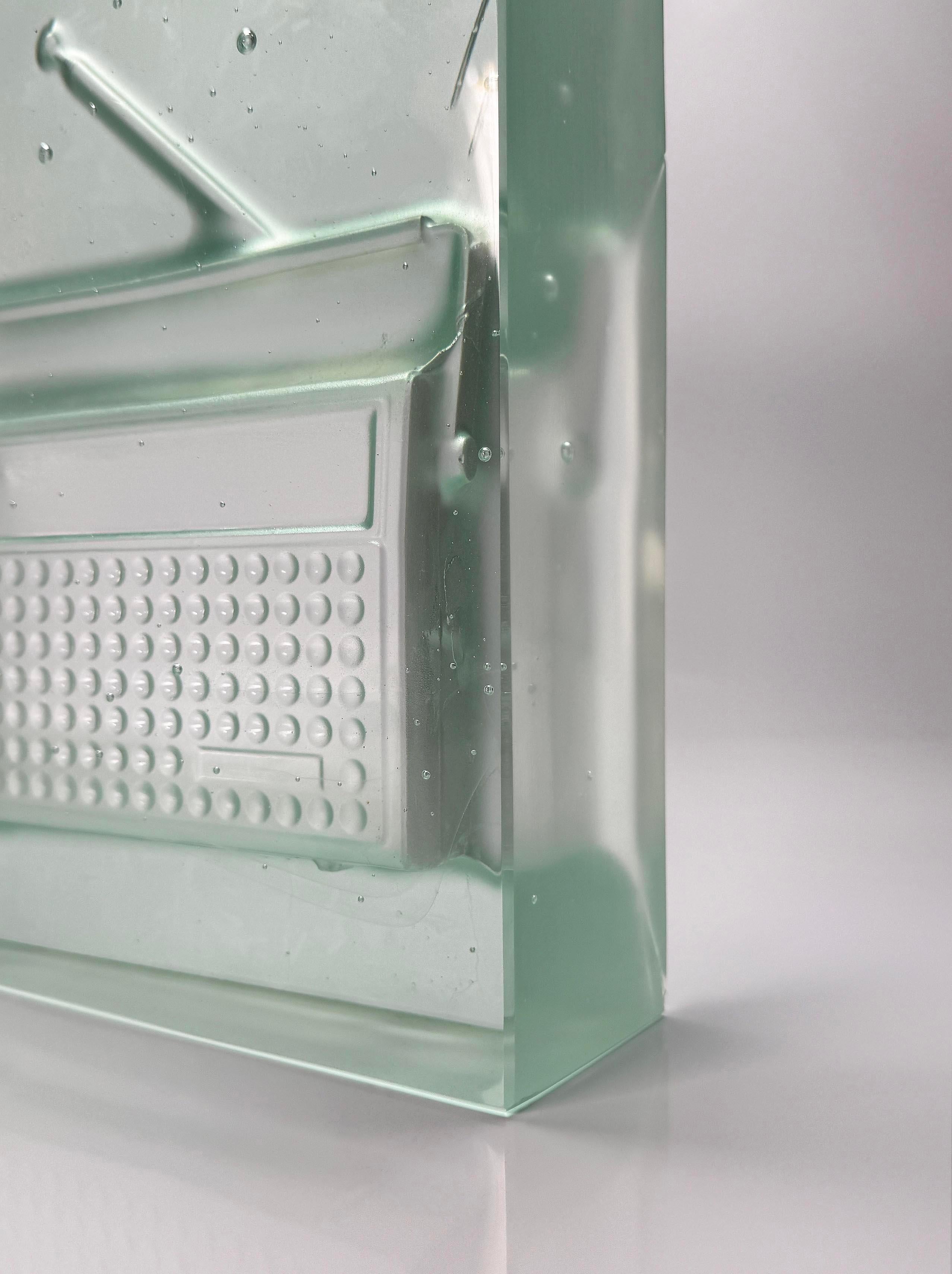 Radio en verre - Post-Minimalisme Sculpture par Zoë Scutts
