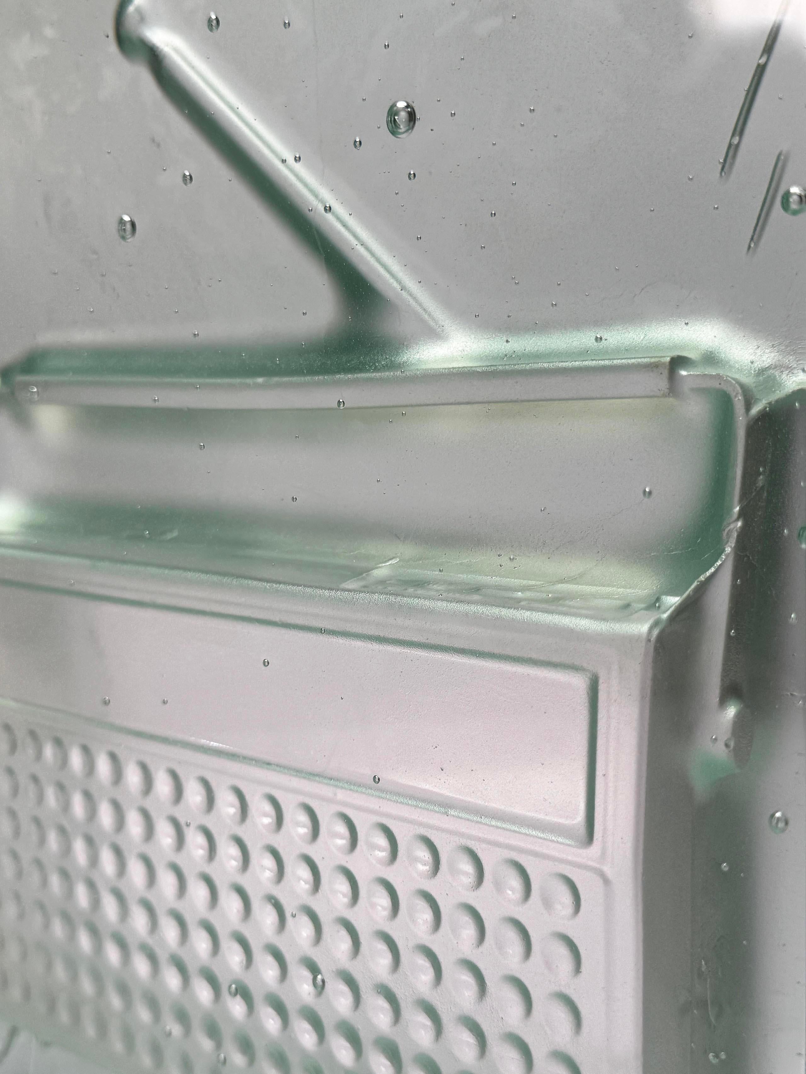 Radio en verre - Gris Figurative Sculpture par Zoë Scutts