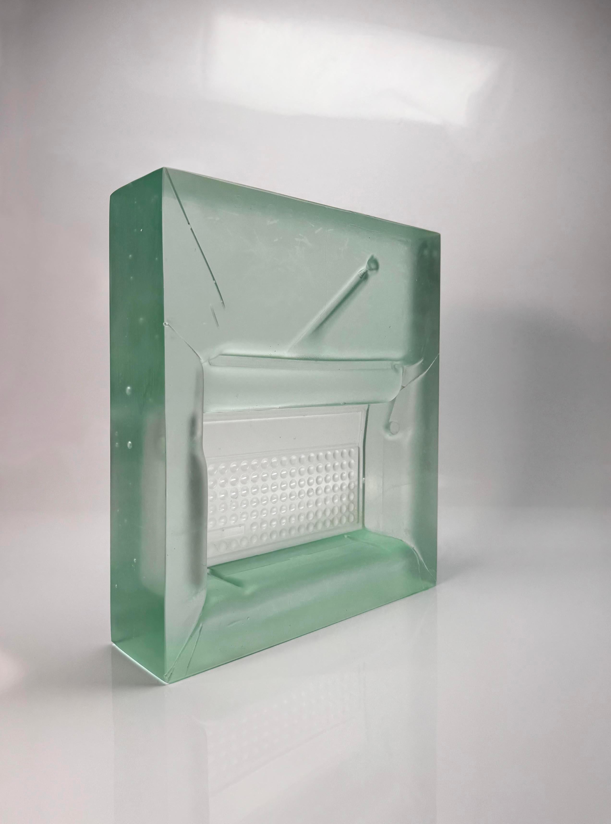 




TRACE poursuit l'exploration par Scutts de la typographie, de la matérialité,
et la mémoire à travers des procédés expérimentaux de céramique et de verre.
Grâce à sa méthode unique de moulage du plâtre sous vide, elle
crée des distorsions