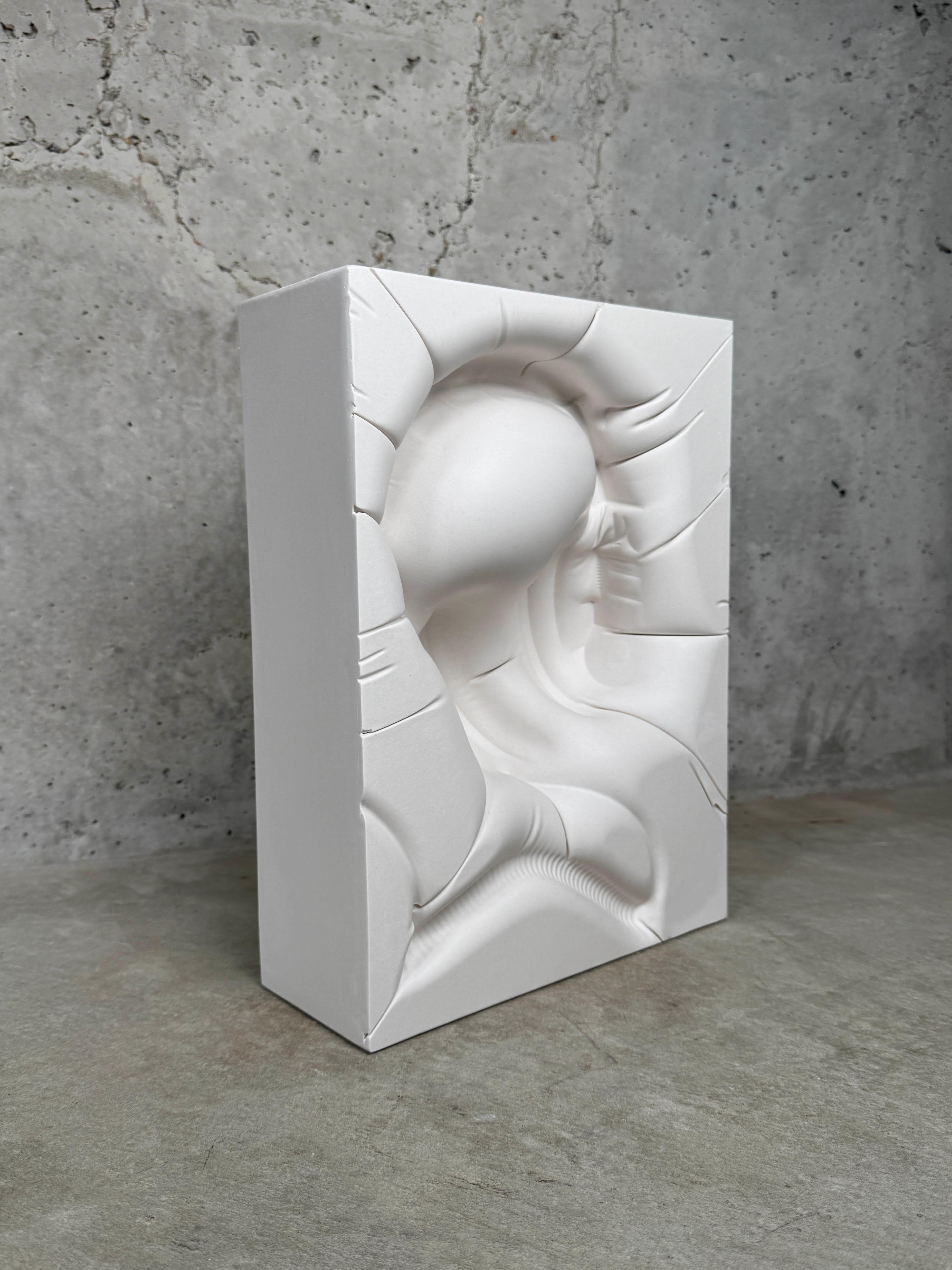 Cuffie - Figurative Sculpture Grigio di Zoë Scutts
