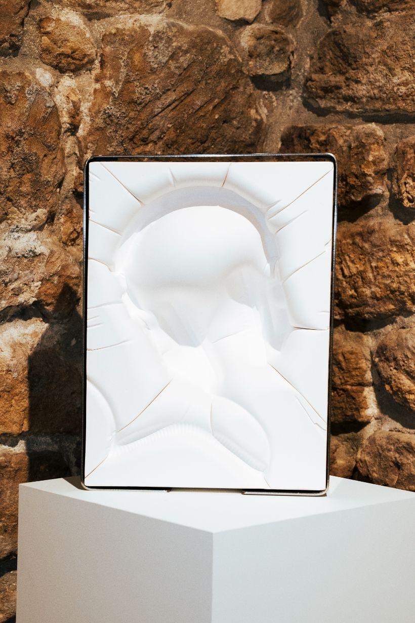 TRACE continua l'esplorazione di Scutts della tipografia e della materialità,
e la memoria attraverso processi sperimentali in ceramica e vetro.
Utilizzando il suo esclusivo metodo di colata in gesso sotto vuoto, l'artista
crea distorsioni delicate