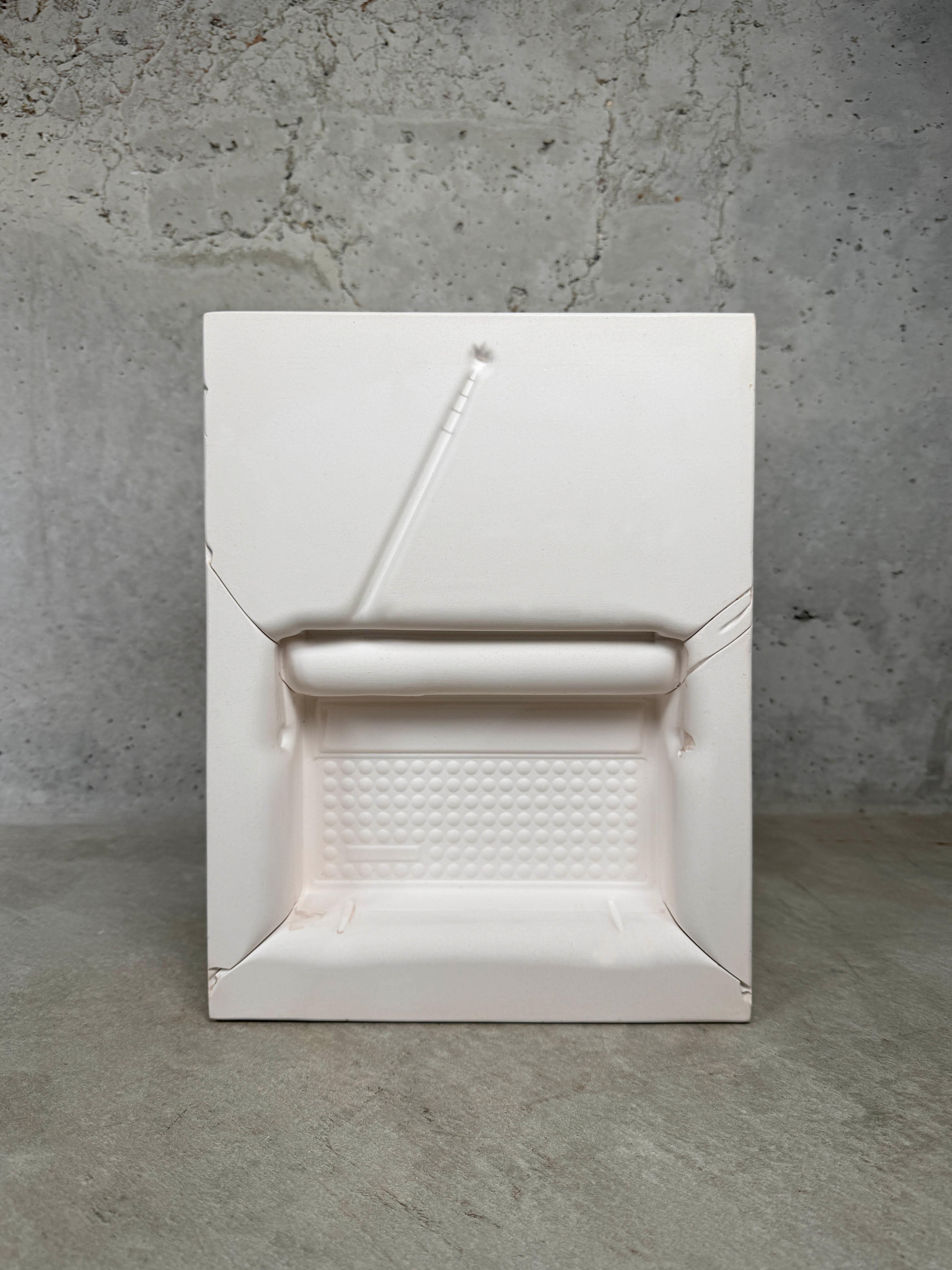 Zoë Scutts Figurative Sculpture - Radio