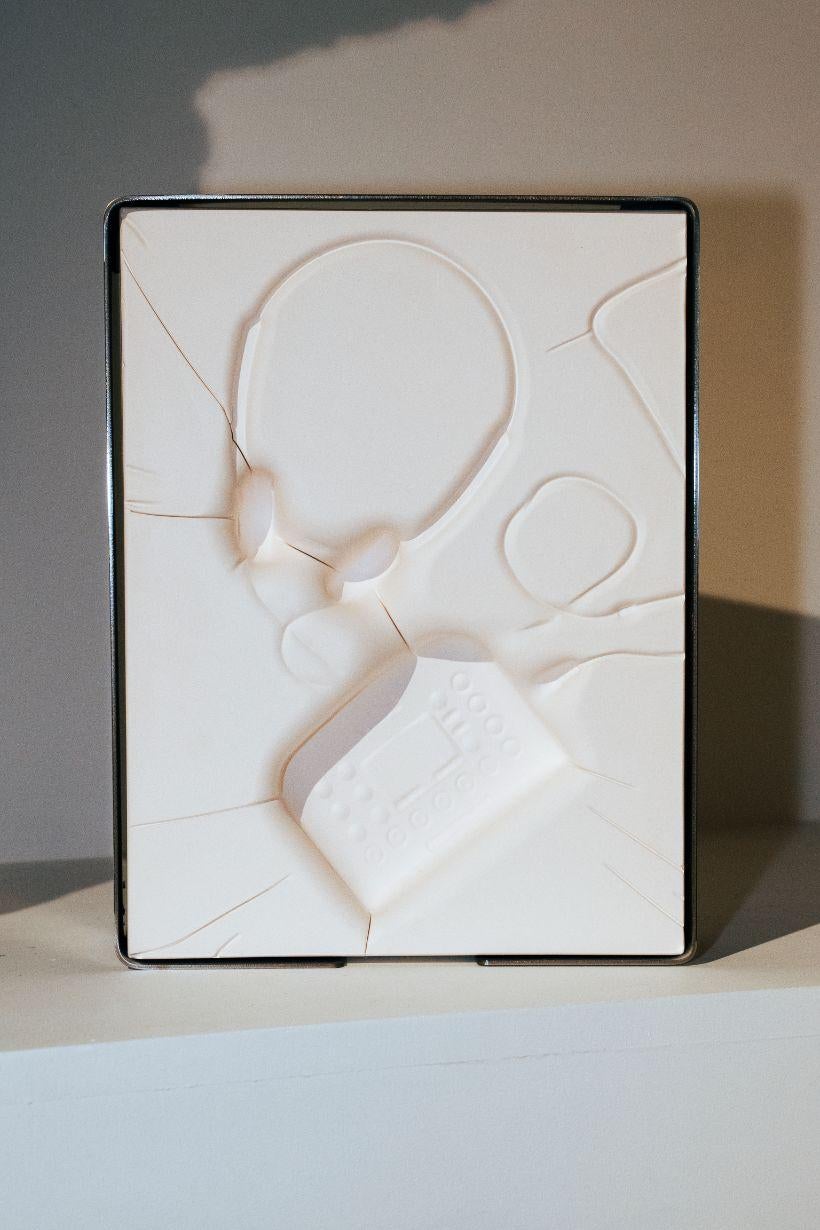 TRACE continua l'esplorazione di Scutts della tipografia e della materialità,
e la memoria attraverso processi sperimentali in ceramica e vetro.
Utilizzando il suo esclusivo metodo di colata in gesso sottovuoto, l'artista
crea distorsioni delicate e