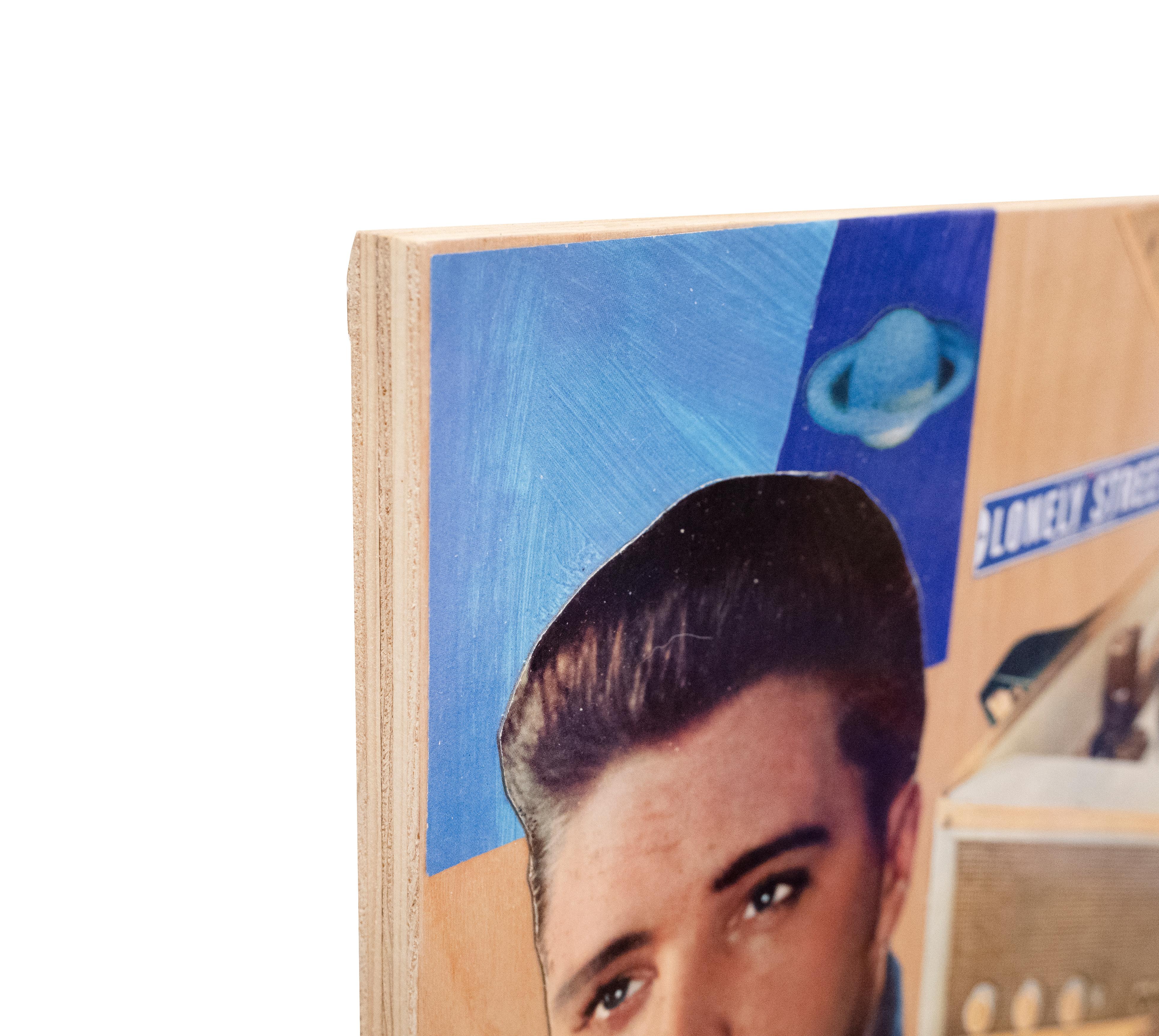 Lonely Street de Zoa Ace es un collage de técnica mixta sobre madera de la leyenda del Rock N' Roll Elvis Presley, un tocadiscos de vinilo y una ilustración azul de Saturno en el espacio. 