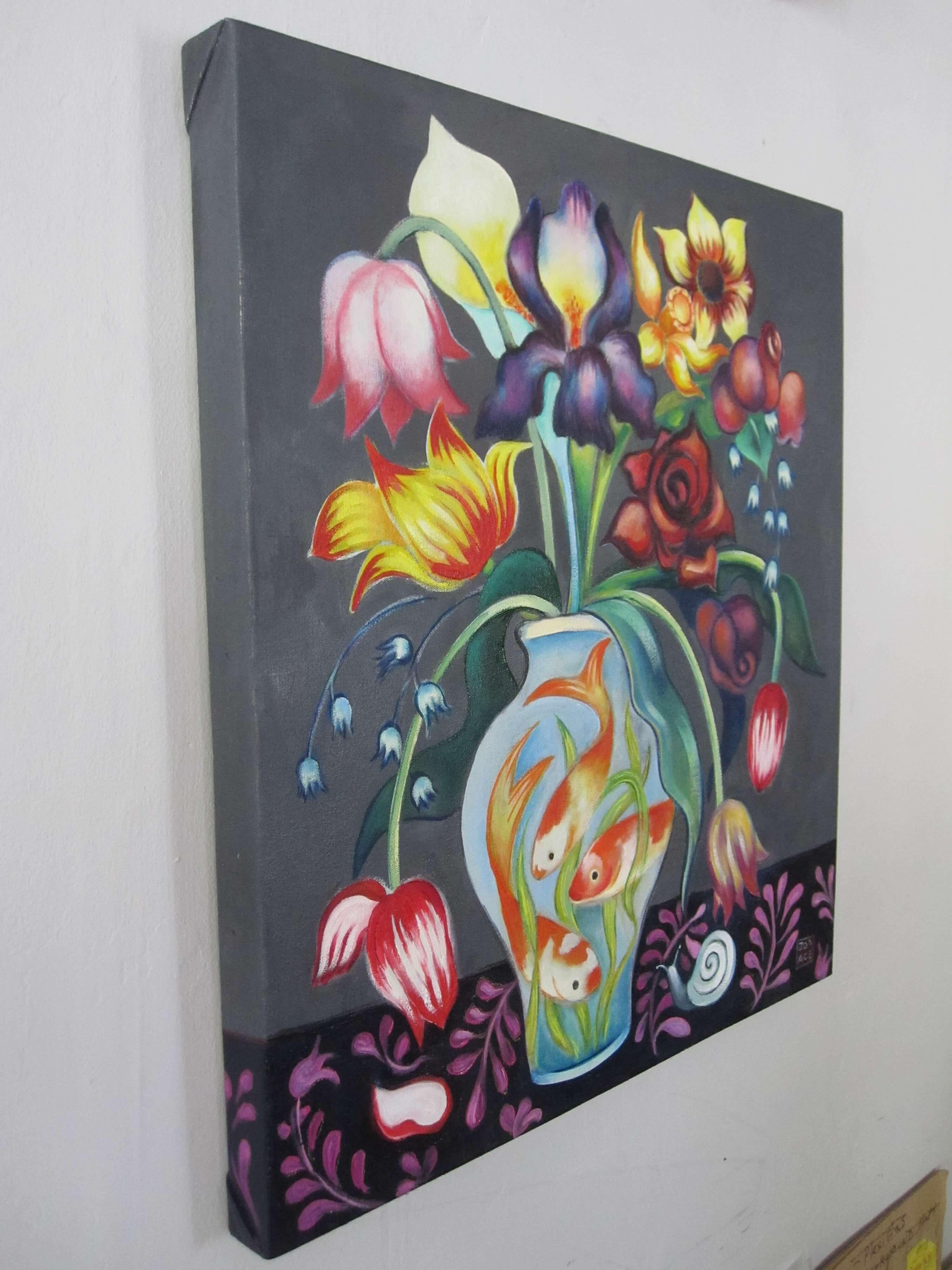 „Mixed Bouquet in a Fish Vase“ Leuchtend lebhaftes florales Ölgemälde mit Goldfisch in Vase – Painting von Zoa Ace