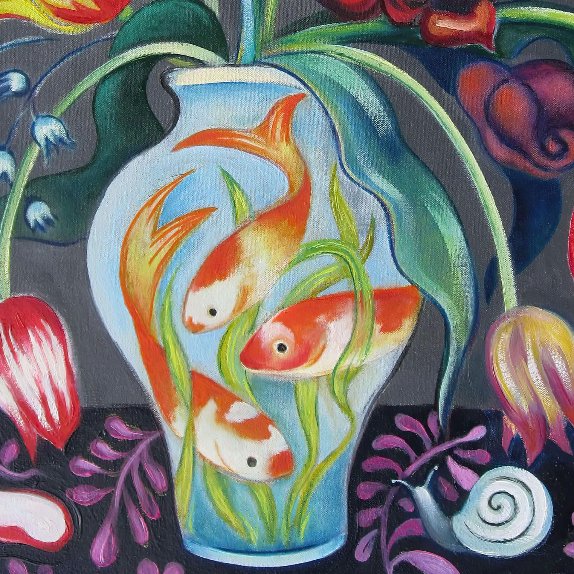 „Mixed Bouquet in a Fish Vase“ Leuchtend lebhaftes florales Ölgemälde mit Goldfisch in Vase (Zeitgenössisch), Painting, von Zoa Ace