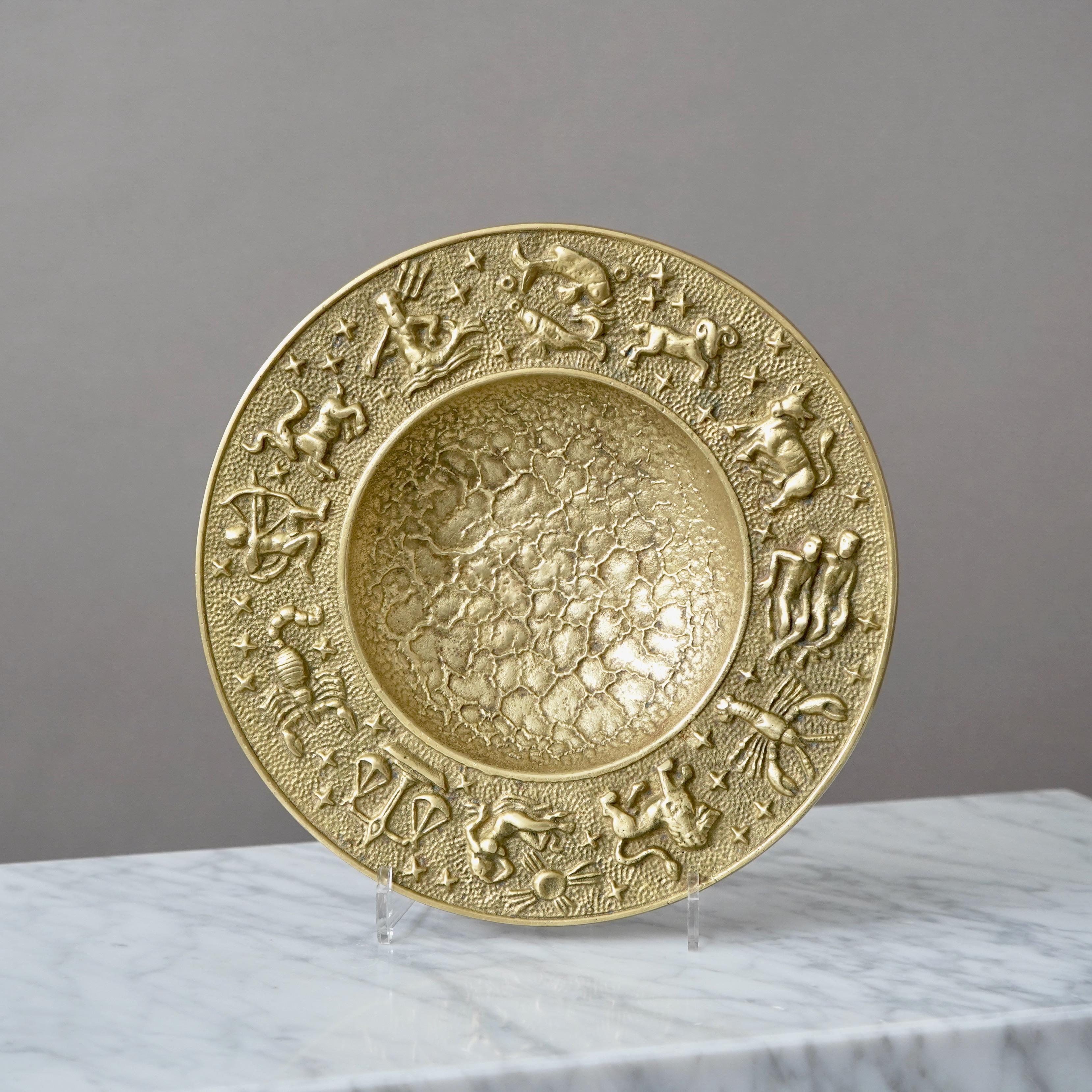 Eine stilvolle und schwere dänische Vintage-Bronzeschale mit reliefierten Zodiac-Motiven am Rand der Schale und mit einer strukturierten Oberfläche, die oft als 