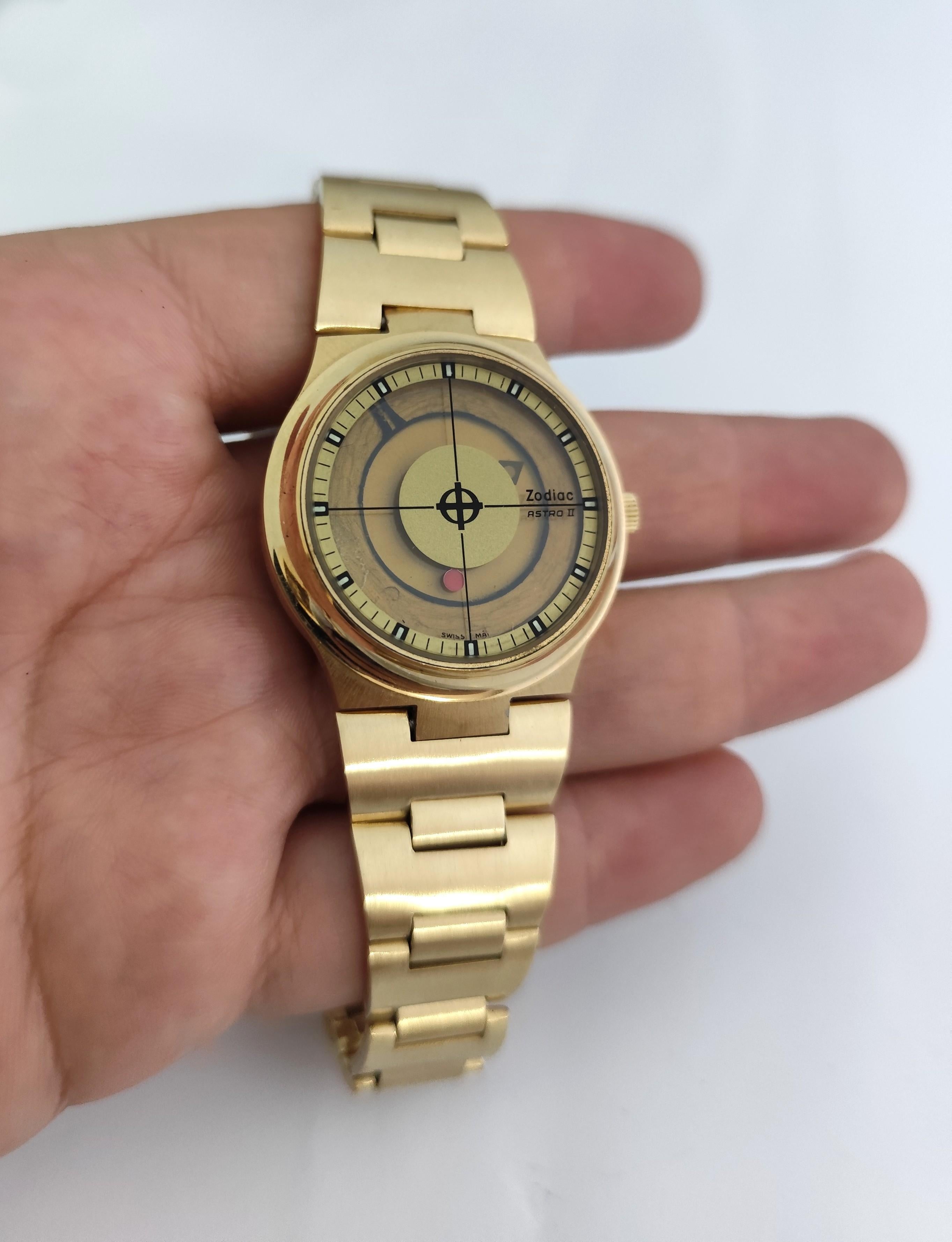  Descrizione
Marchio: Zodiac

Model No: Astro II Astrografico

Paese di produzione: Svizzera

Movimento: Automatico

Materiale della cassa: Acciaio inossidabile placcato oro

Misure : Larghezza della cassa: 38 mm. (senza corona)

Tipo di fascia :