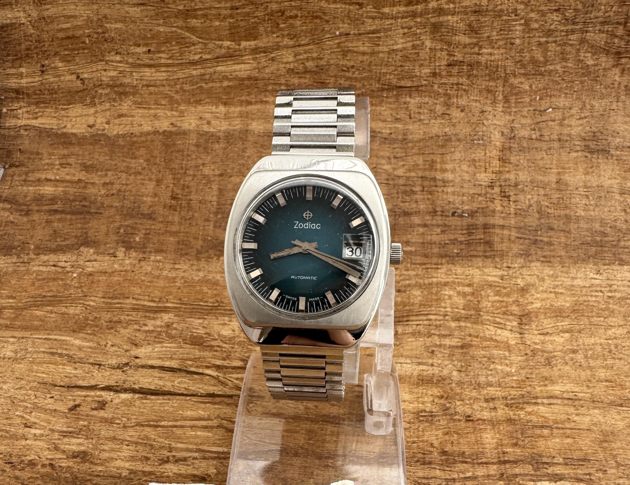  Description
Brand: Zodiac

Country Of Manufacture: Switzerland

Movement: Automatic

Case Material: Stainless steel

Measurements : Case width: 35 mm. (without crown) x41mm

Band Type : Stainless steel

Band Condition : In Excellent condition, With