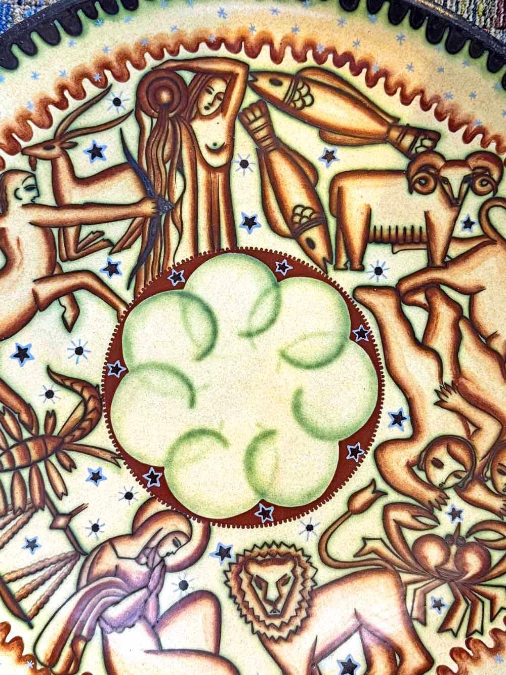 Grande, sostanziosa e di grande impatto visivo, questa esclusiva ciotola bassa in stile Art&Deco - progettata per essere appesa a una parete o appoggiata su un tavolo - presenta i dodici simboli dello Zodiaco, splendidamente disegnati e realizzati