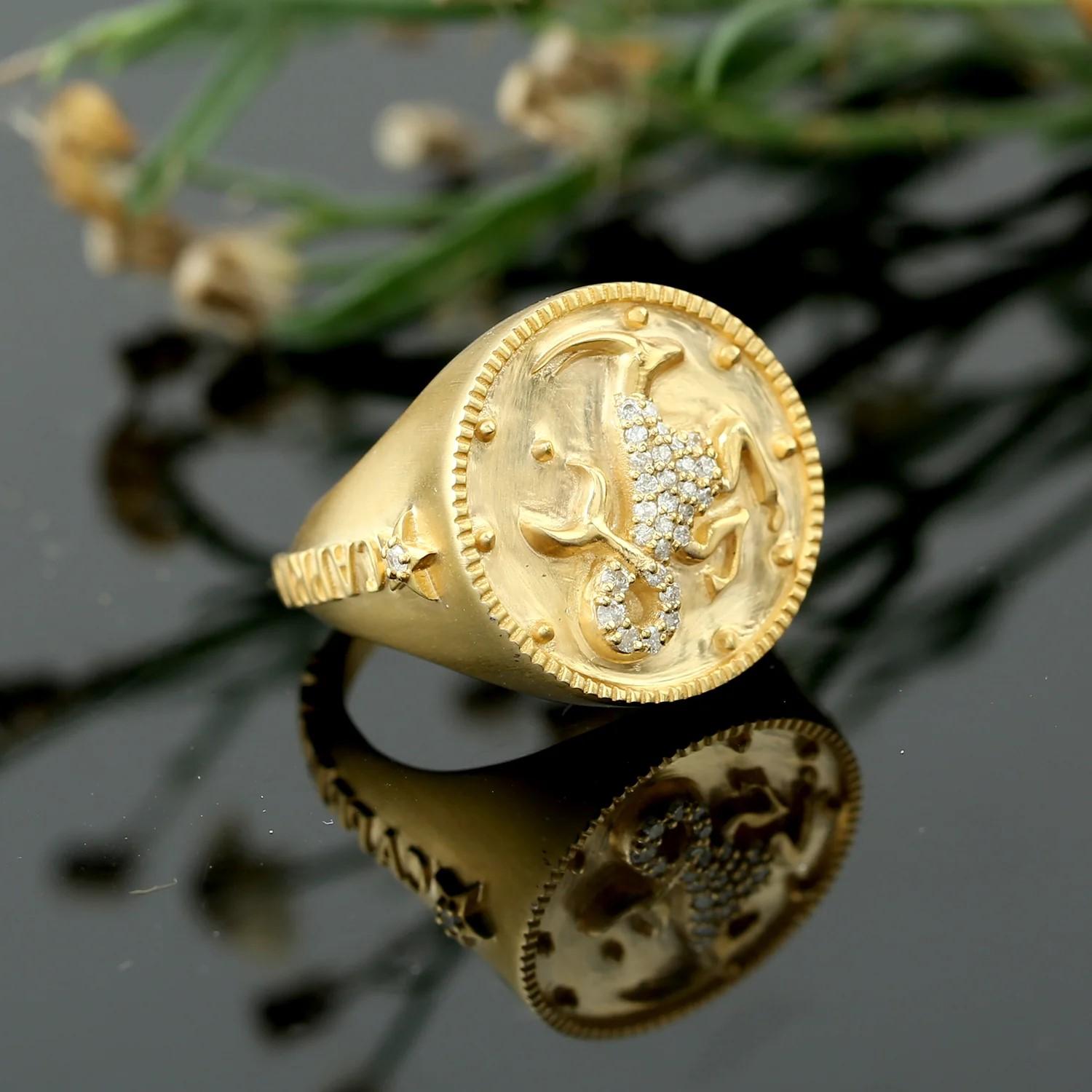 Taille ronde Bague chevalière en or jaune 14 carats Capricorne diamantée Zodiac en vente