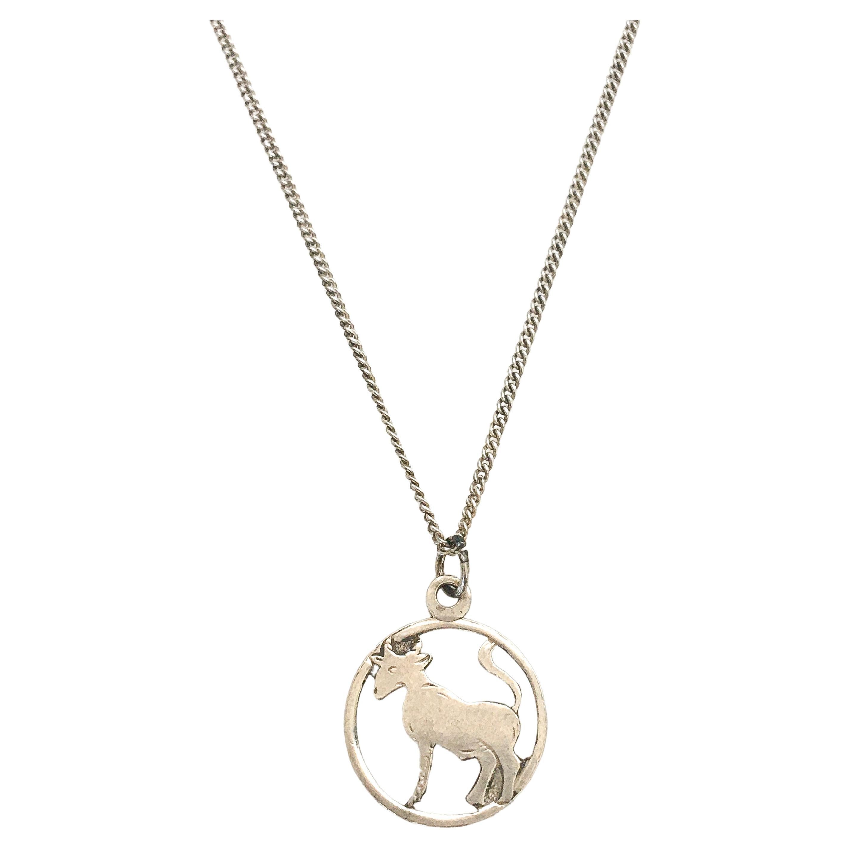 A vintage Capricorn zodiac silver charm pendant. The Capricorn shows beautiful details. The charm can be worn as an addition to your charms bracelet or alone as a pendant on a necklace chain. The charm comes without the necklace.

Collect your own