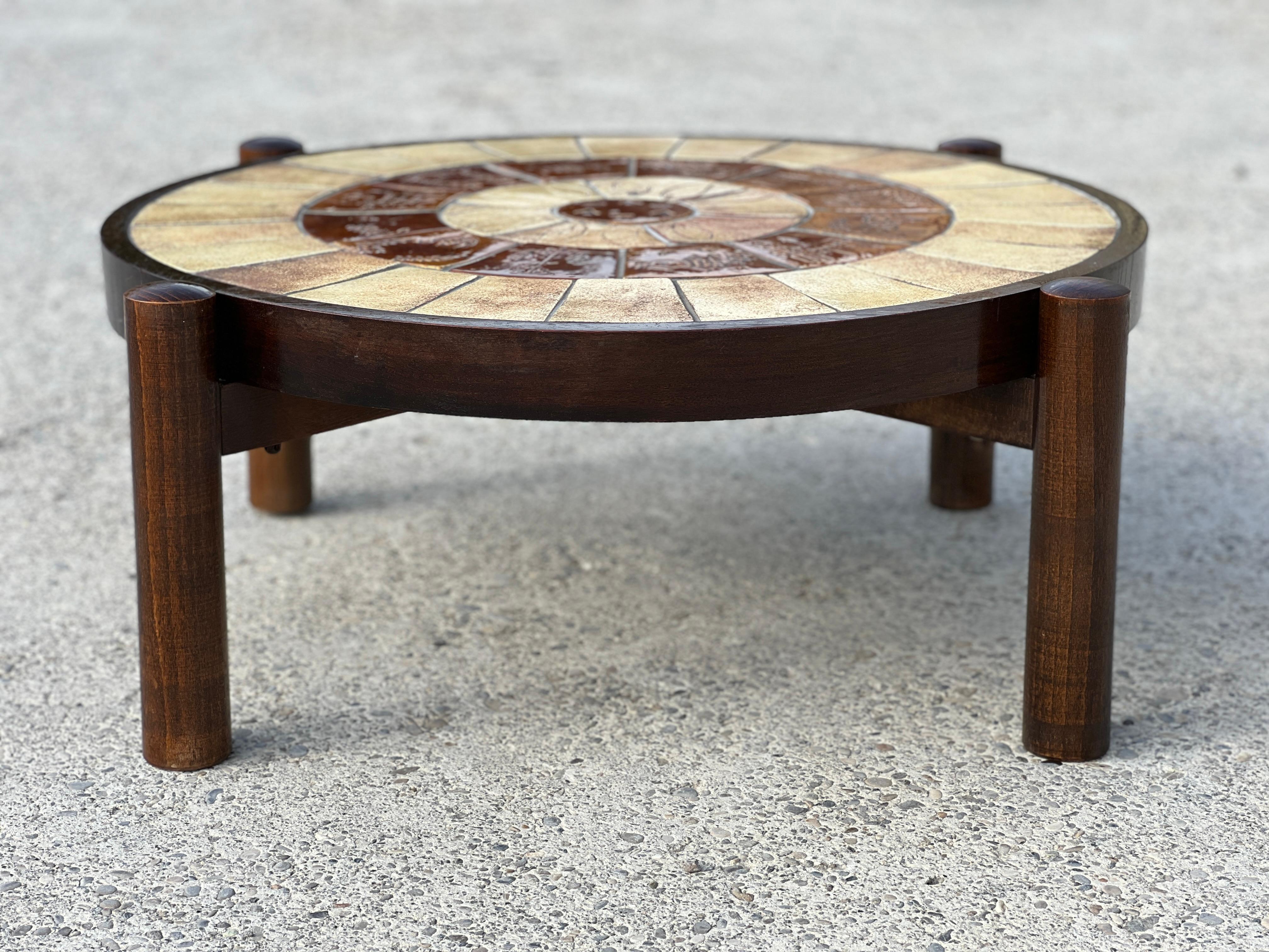 Round coffee table, ceramic top representing the signs of the zodiac. Structure in oak. In the style of Roger Capron Vallauris 1960 Good condition.
    