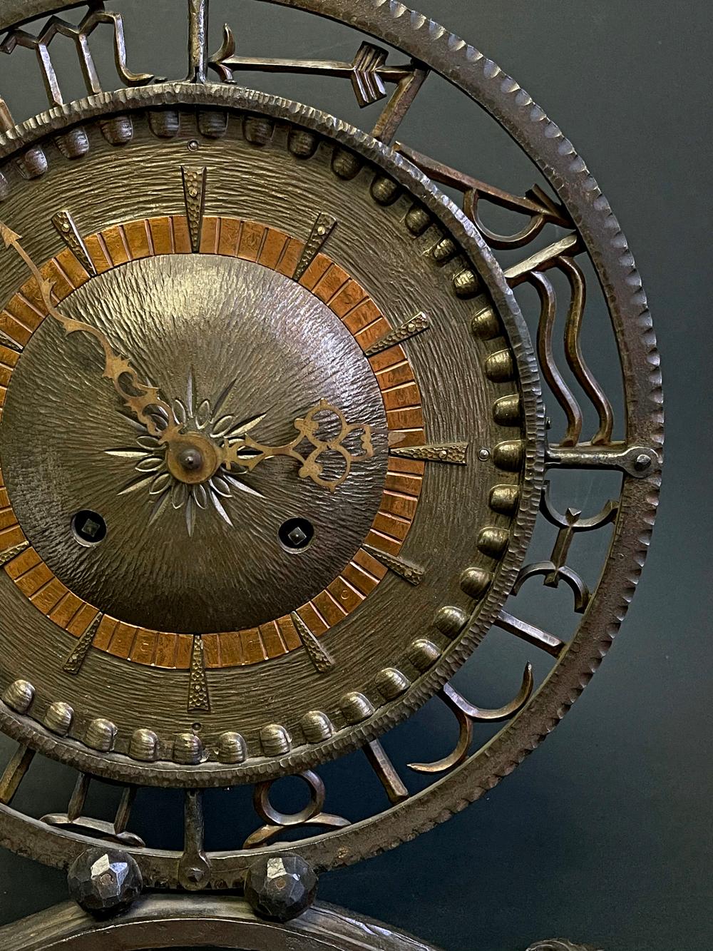 „Zodiac Clock“, spektakuläre Art-Déco-Skulptur-Uhr aus Schmiedeeisen und Kupfer (Art déco) im Angebot