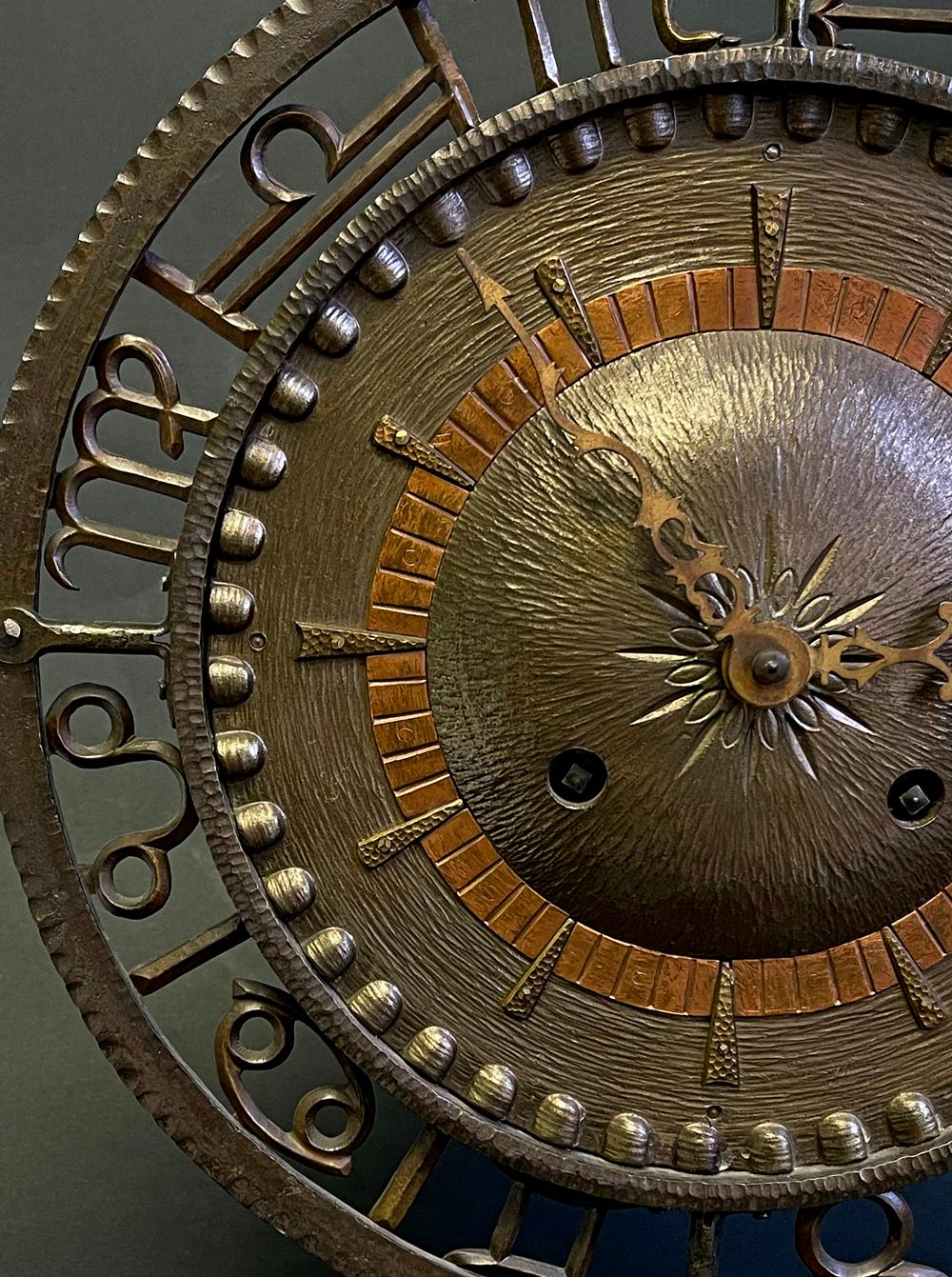 „Zodiac Clock“, spektakuläre Art-Déco-Skulptur-Uhr aus Schmiedeeisen und Kupfer (Französisch) im Angebot