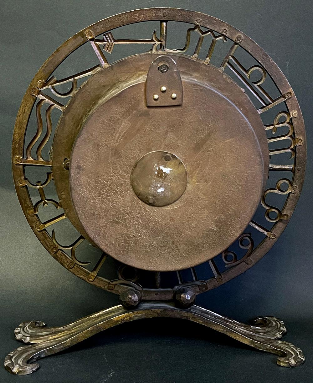„Zodiac Clock“, spektakuläre Art-Déco-Skulptur-Uhr aus Schmiedeeisen und Kupfer im Zustand „Gut“ im Angebot in Philadelphia, PA