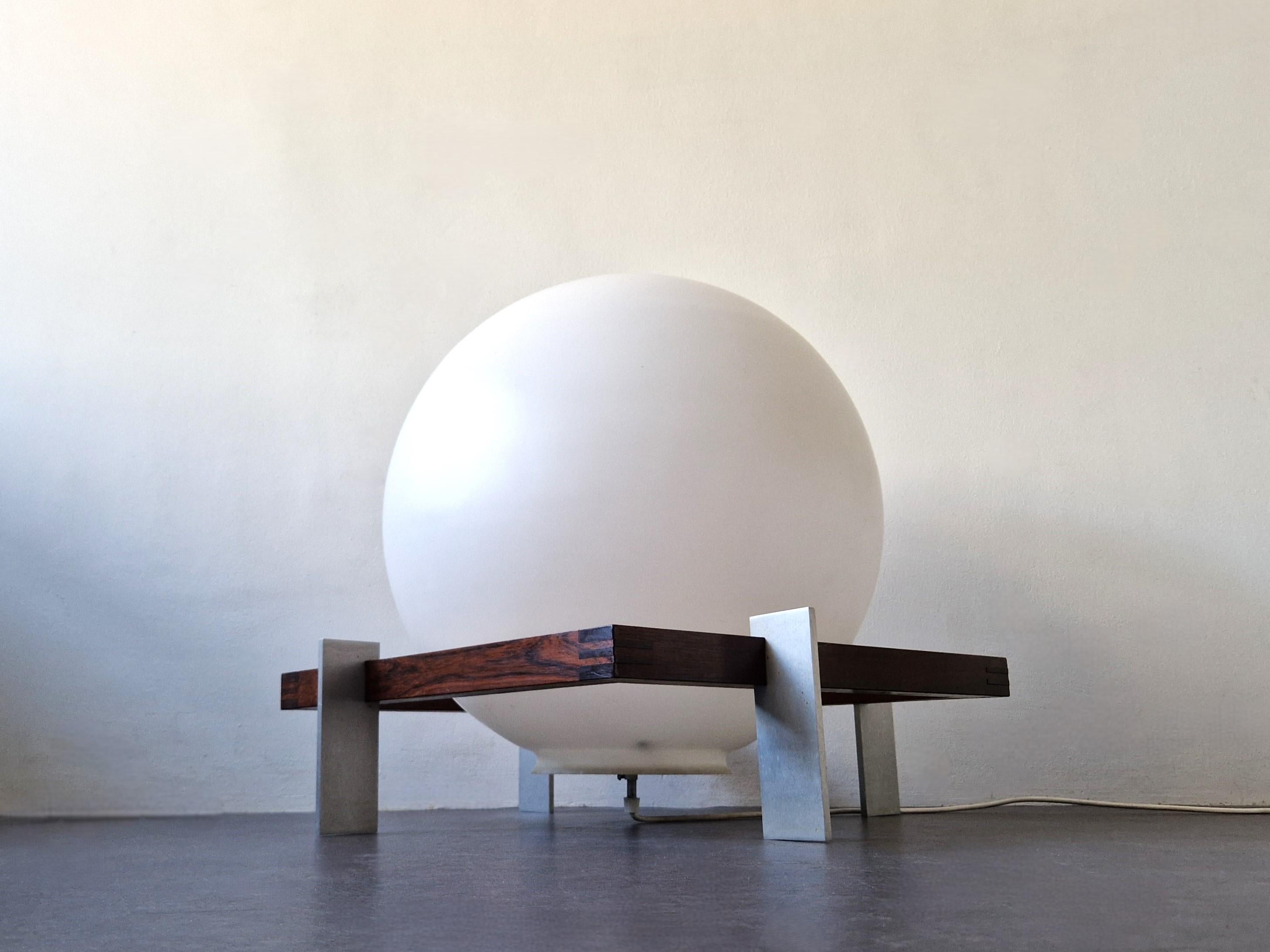 This Zodiac D-2080 floor lamp is a design by architect Ton A.C. Alberts for Raak in the 1960's. Alberts was a Dutch architect who is best known for his organic architecture based on anthroposophical principles.

According to the RAAK catalogue; 