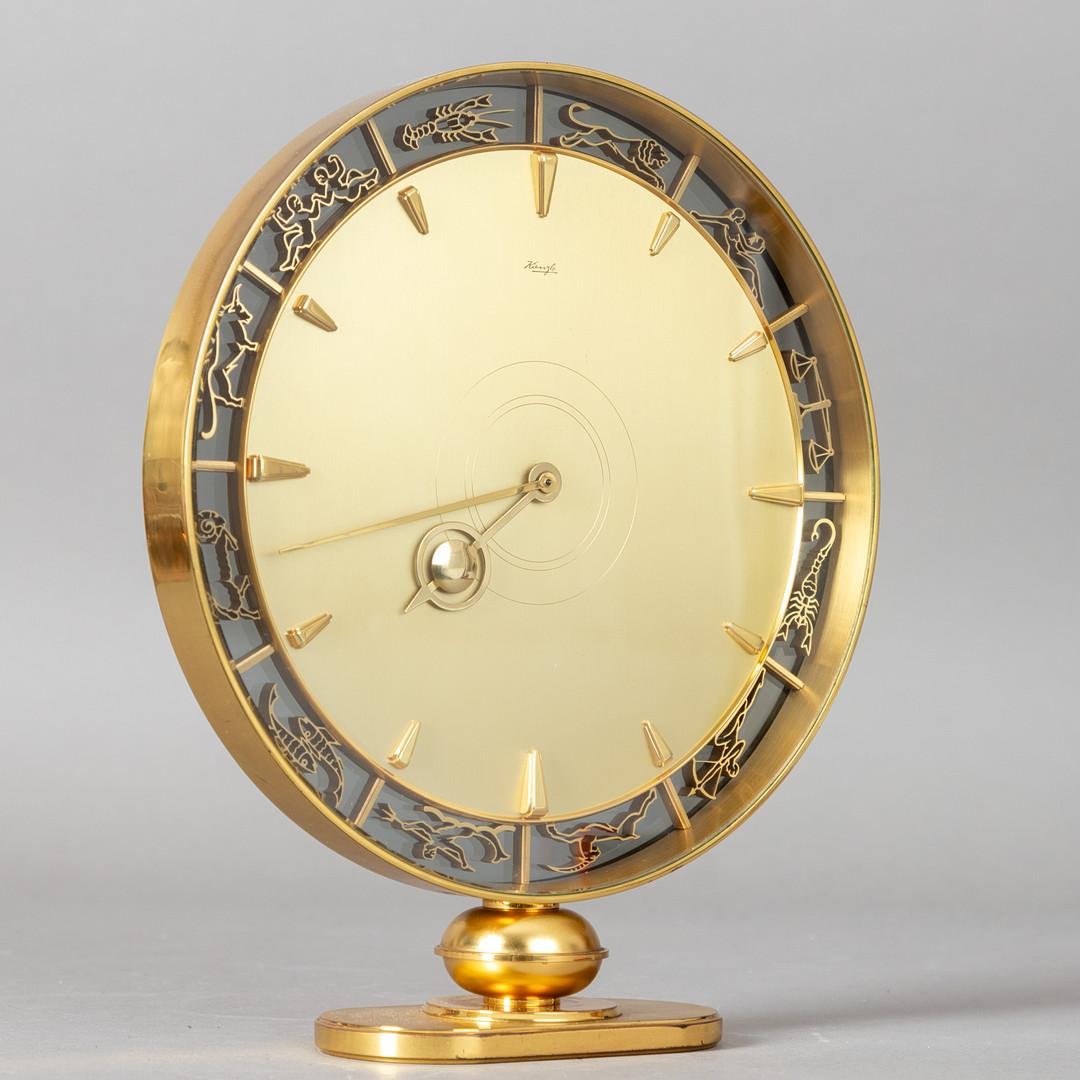 Horloge de table dont le cadran est orné des signes du Zodiac. Conçu dans les années 1930 par Heinrich Möller pour Kienzle. Équipé d'une nouvelle pile mouvement avec une pile AAA.