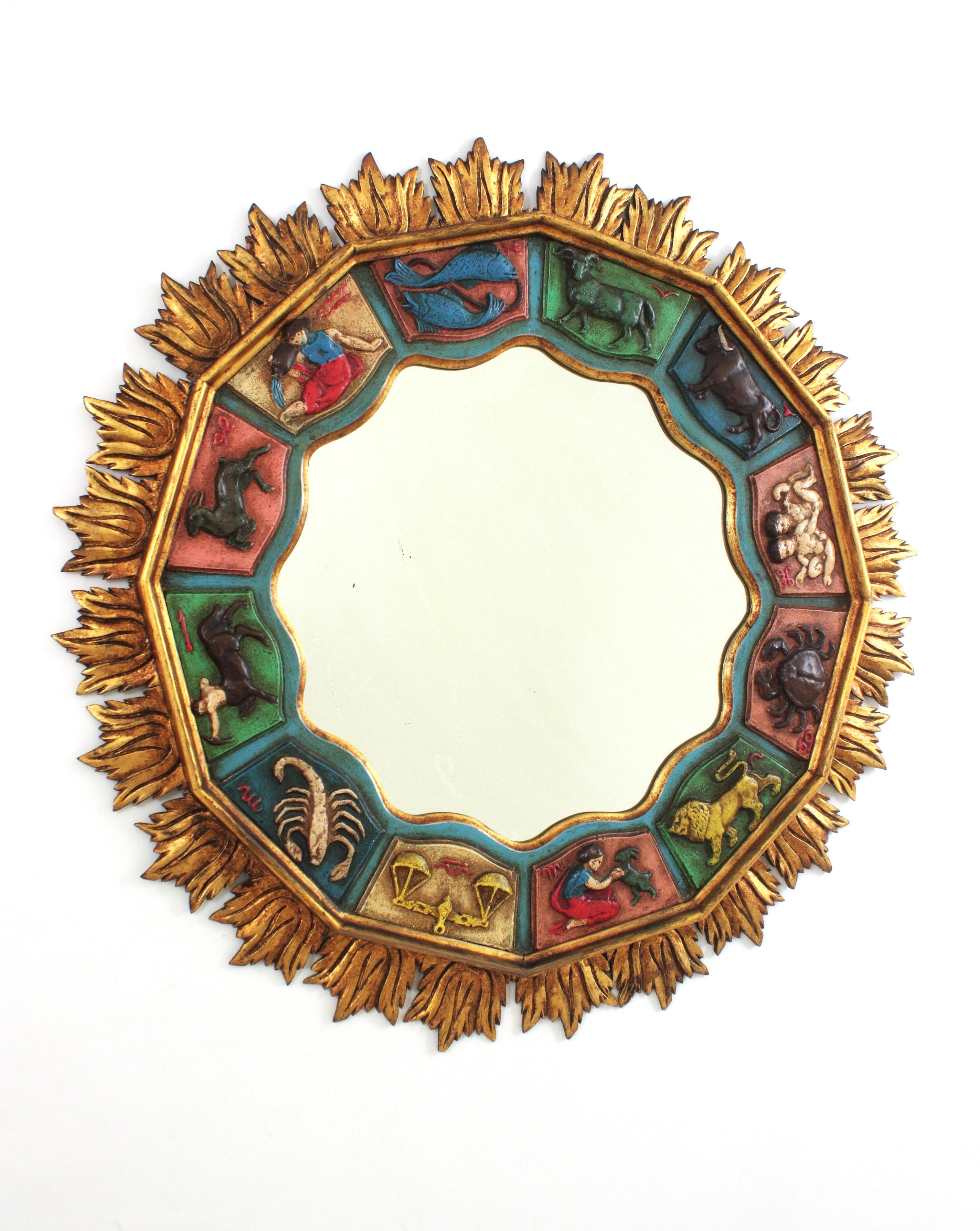 Großer Midcentury Zodiac-Spiegel / Sunburst-Spiegel (33 in )
Einzigartiger Spiegel aus polychromem Holz Zodiac XL mit Sonnenschliff, Spanien, 1950er Jahre
Großer Spiegel aus vergoldetem Holz mit Sonnenschliff und 12 geschnitzten Horoskopzeichen rund