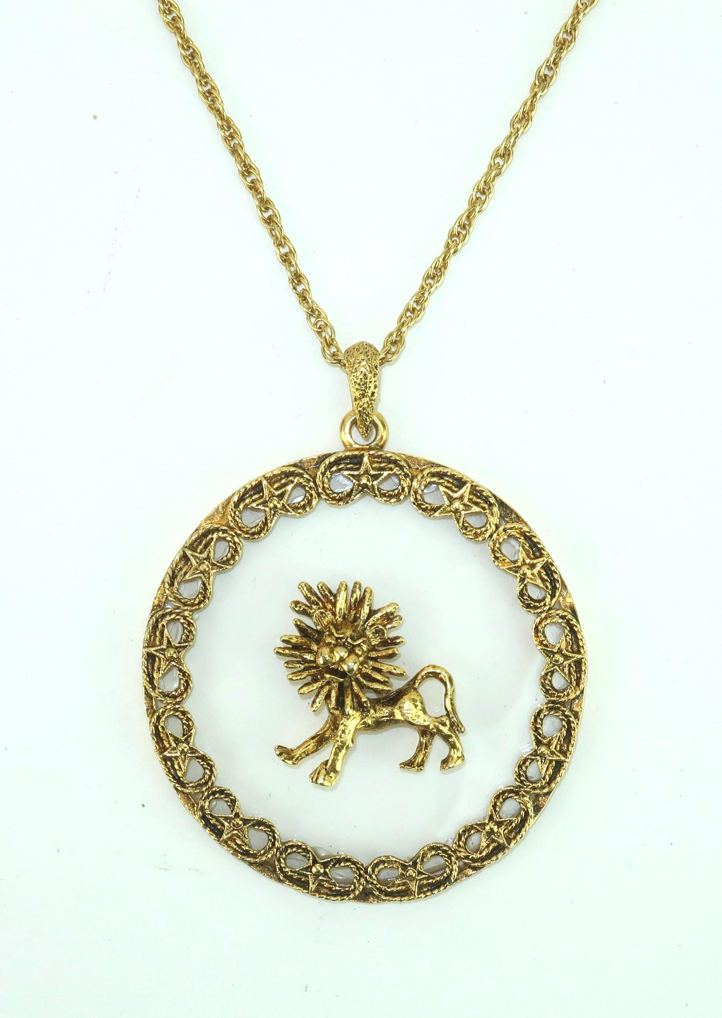 Collar Colgante Medallón Zodíaco Leo León Tono Oro, Años 60 en venta 3