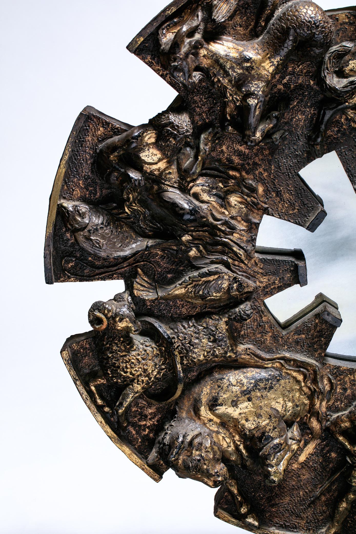 Miroir Zodiac en résine de style brutaliste des années 1970 avec finition patinée bronze. Figures du Zodiac stylisées sur une forme en étoile avec un centre en miroir vieilli. La magnifique finition en bronze a beaucoup de profondeur et de caractère