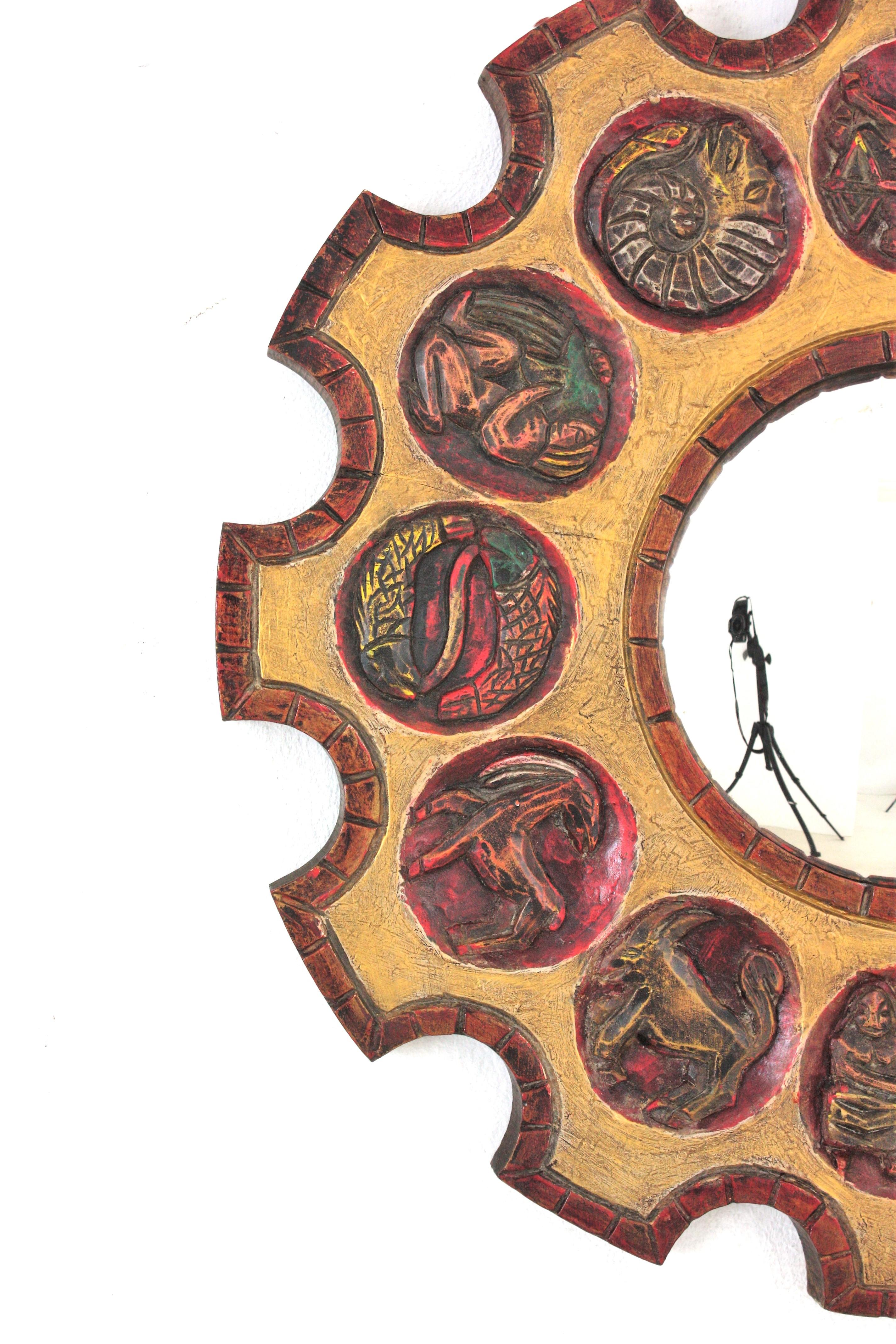 Spanischer Zodiac-Spiegel mit Sonnenschliff und geschnitztem Rahmen aus rotem Giltwood, 1950er Jahre im Zustand „Gut“ im Angebot in Barcelona, ES