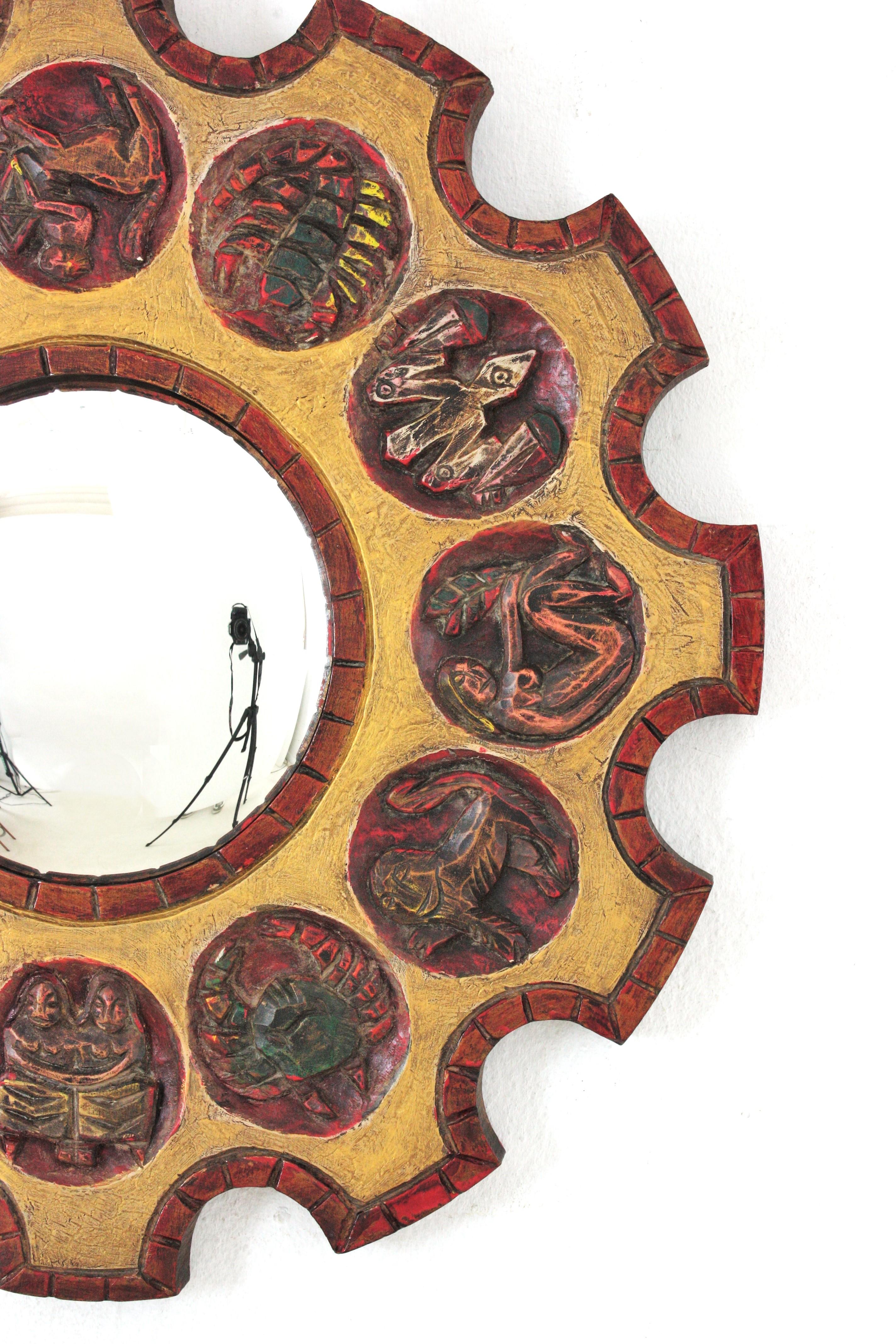 Spanischer Zodiac-Spiegel mit Sonnenschliff und geschnitztem Rahmen aus rotem Giltwood, 1950er Jahre (20. Jahrhundert) im Angebot