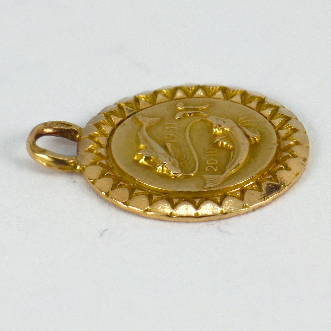 Zodiac Pisces 18 Karat Yellow Gold Charm Pendant In Good Condition In London, GB