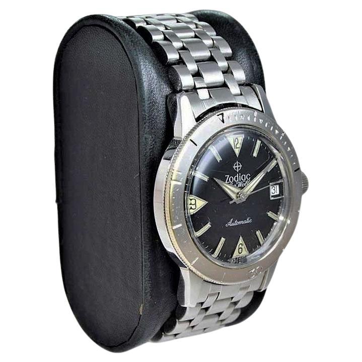 FÁBRICA / CASA: Zodiac
ESTILO / REFERENCIA: Buzo
METAL / MATERIAL: Acero inoxidable
CIRCA / AÑO: 1960's 
DIMENSIONES / TAMAÑO: Longitud 43mm X Diámetro 35mm
MOVIMIENTO / CALIBRE: cuerda manual / 17 joyas 
Esfera / Manecillas: Negra Original /