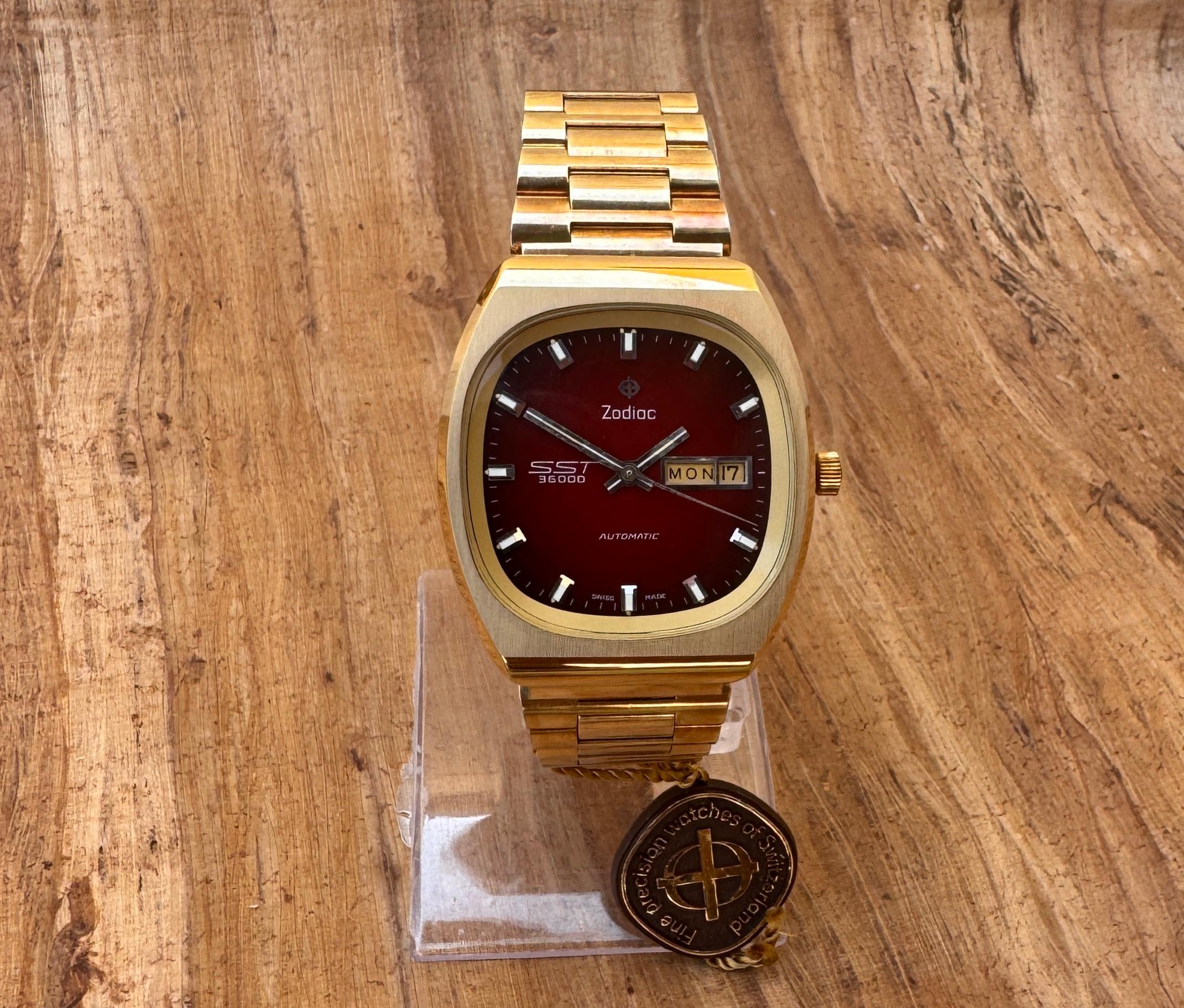  Descrizione
Marchio: Zodiac

Model No: SST 36000

Numero di riferimento: 8639713114

Paese di produzione: Svizzera

Movimento: Automatico

Materiale della cassa: Acciaio inossidabile placcato oro

Misure: Larghezza cassa: 36,5 mm. (senza corona)X