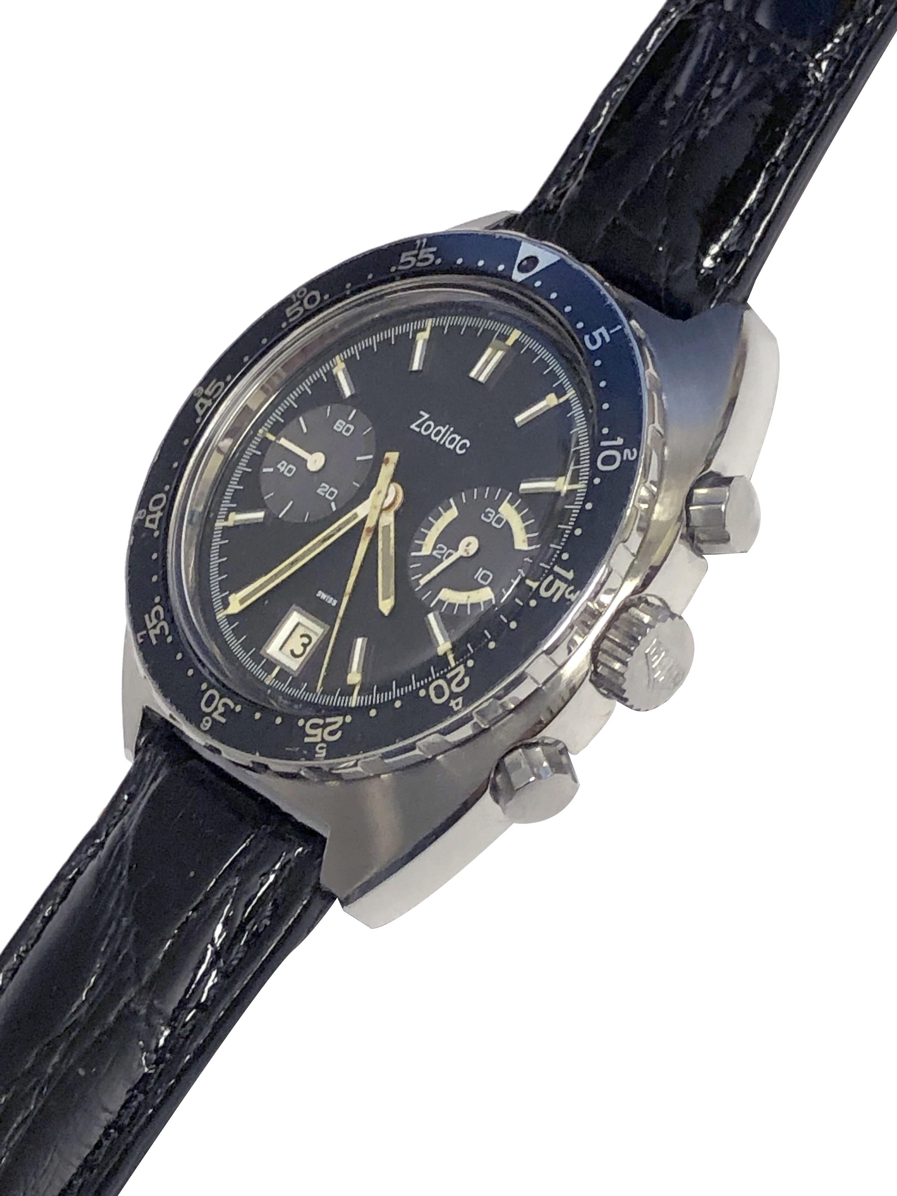 Montre-bracelet chronographe Zodiac circa 1970, 48 X 42 M.M. Boîtier coussin en acier inoxydable 3 pièces étanche avec lunette tournante en émail noir, calibre 84 Valjoux, 17 rubis, mouvement mécanique à remontage manuel, chronographe à 2 registres
