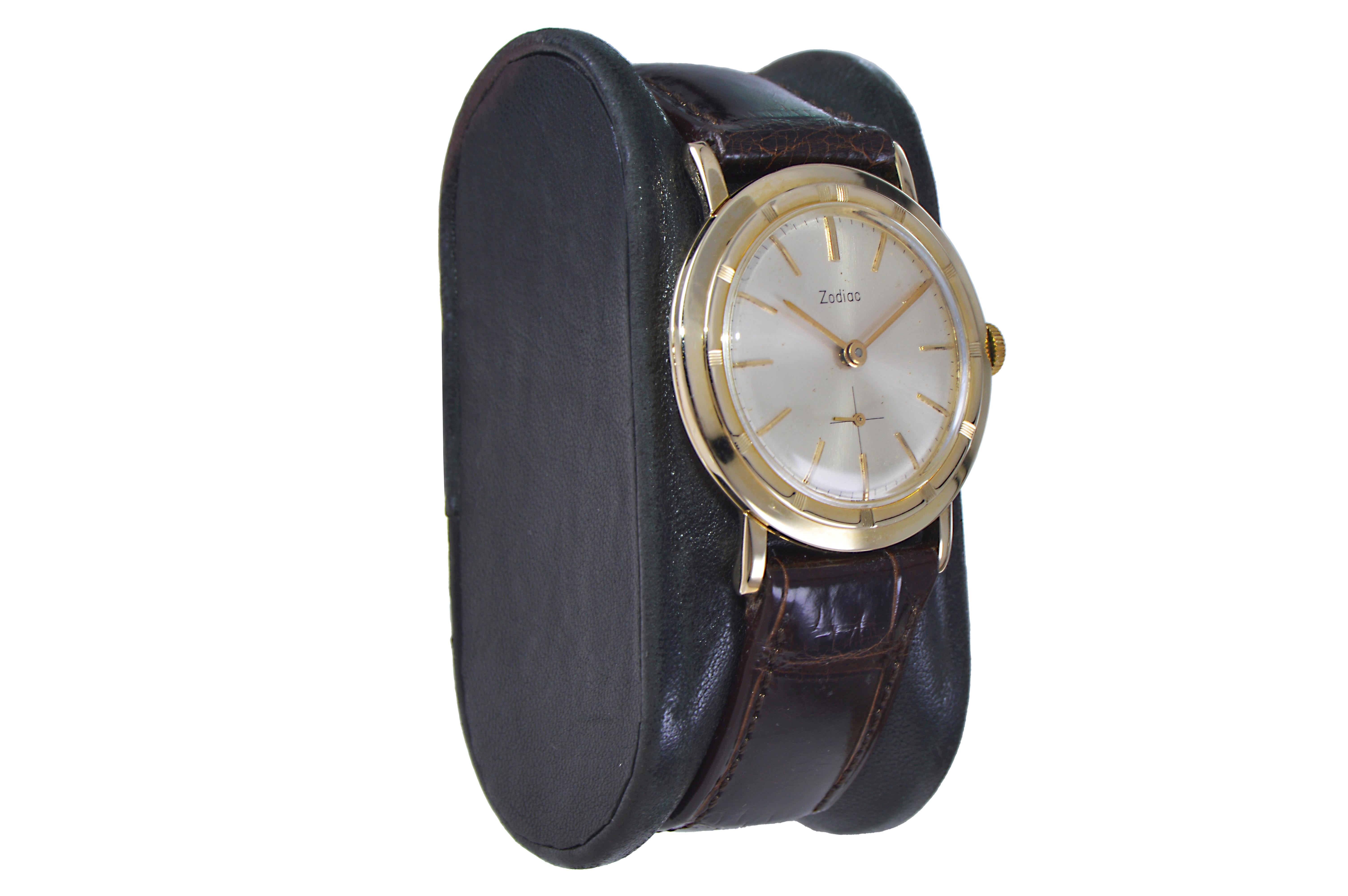 FACTORY / HOUSE: Zodiac Watch Company
STYLE / REFERENCE: Round / Moderne
METAL / MATERIAL: 14kt Yellow Gold
DIMENSIONS:  Length 37mm  X  Diameter 32mm
CIRCA: 1950's
MOVEMENT / CALIBER: Winding / 17 Jewels / Cal.36 
DIAL / HANDS: Original / Silver