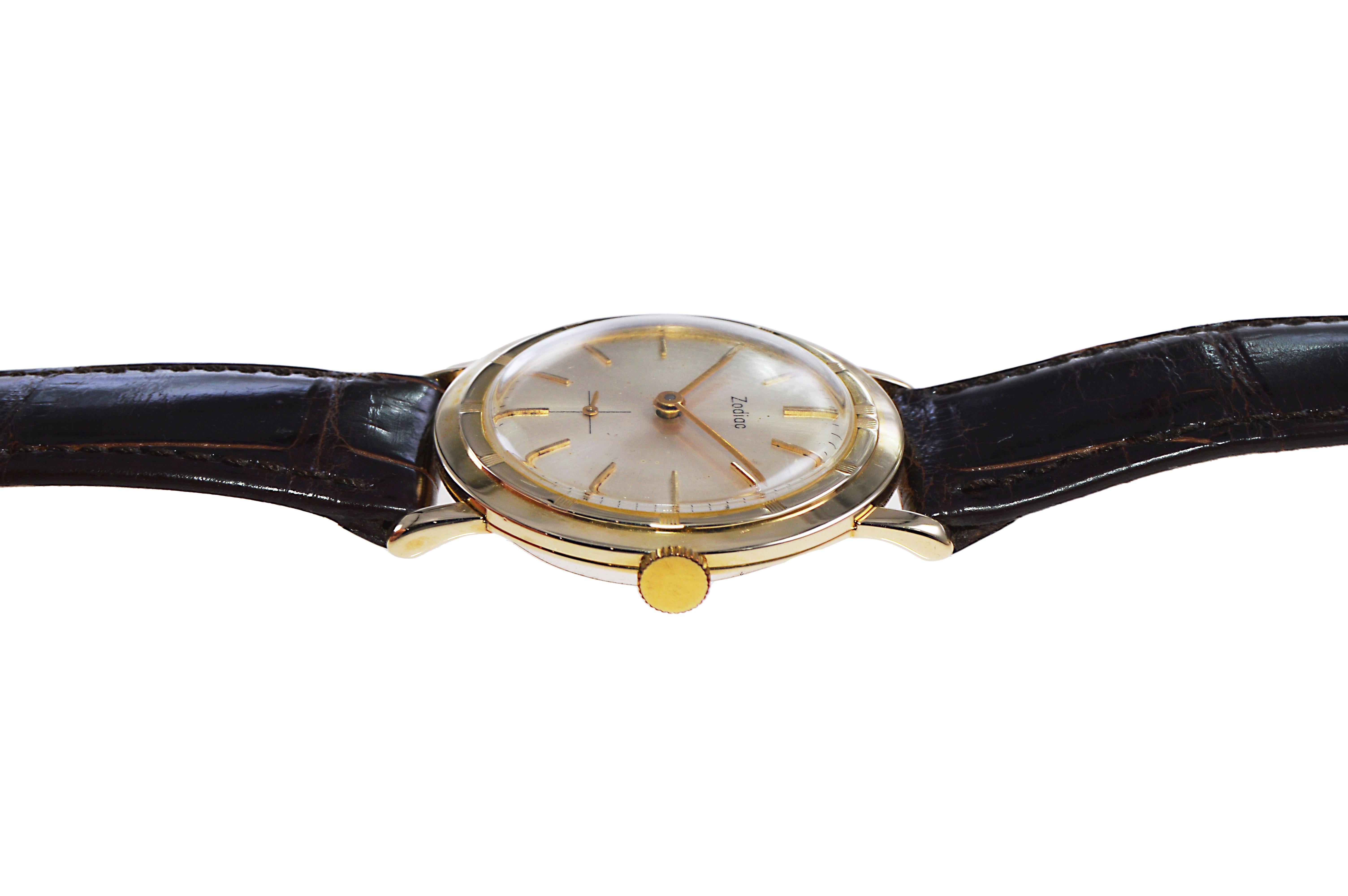 Zodiac Yellow Gold Moderne Style Manual Wristwatch, circa 1950s In Excellent Condition For Sale In Long Beach, CA