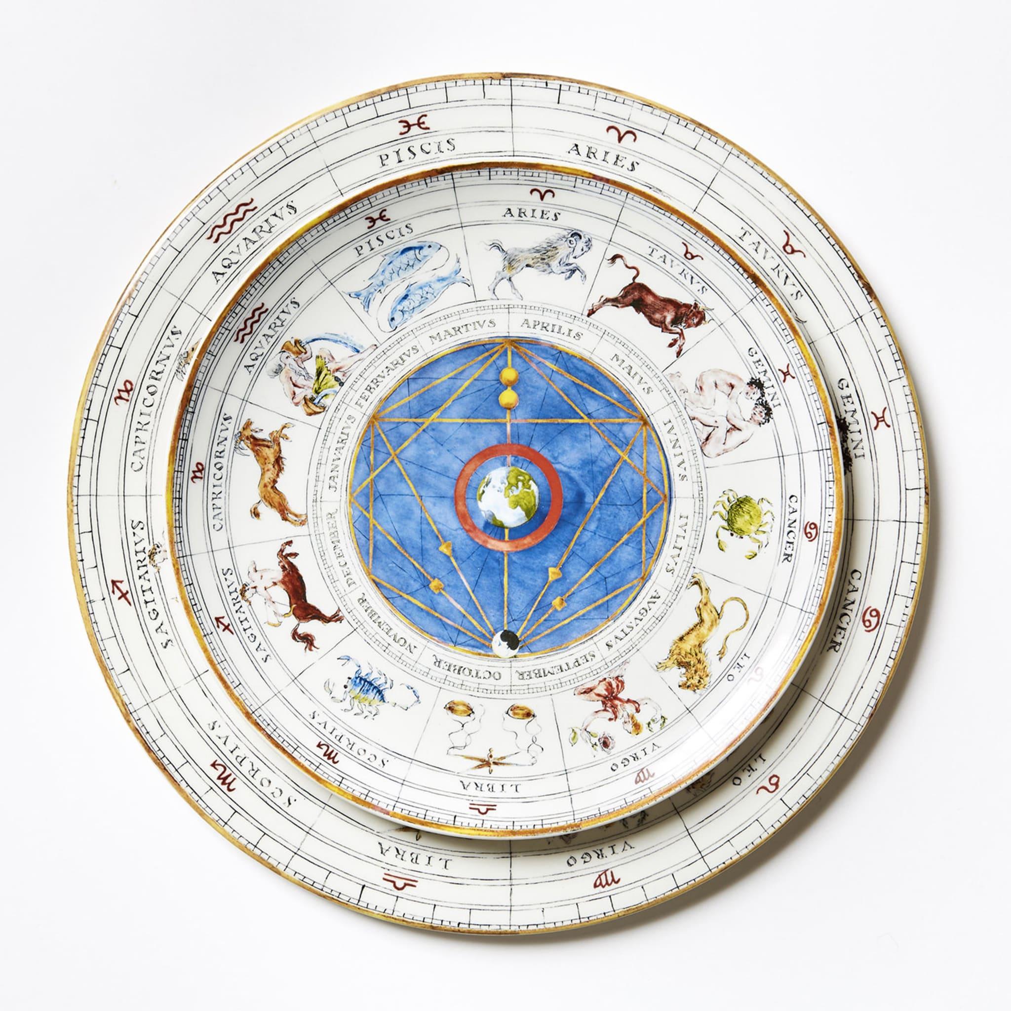 This superb charger is part of the Zodiaco collection and, either alone or combined with other pieces from the same series, will give a precious accent to any table. Its colorful decoration comprises a central round element in vivid blue, crossed