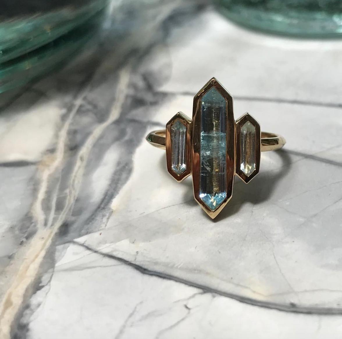 Zoe and Morgan 18 Karat Yellow Gold Aquamarine Kailas Three-Stone Ring In New Condition For Sale In London, GB