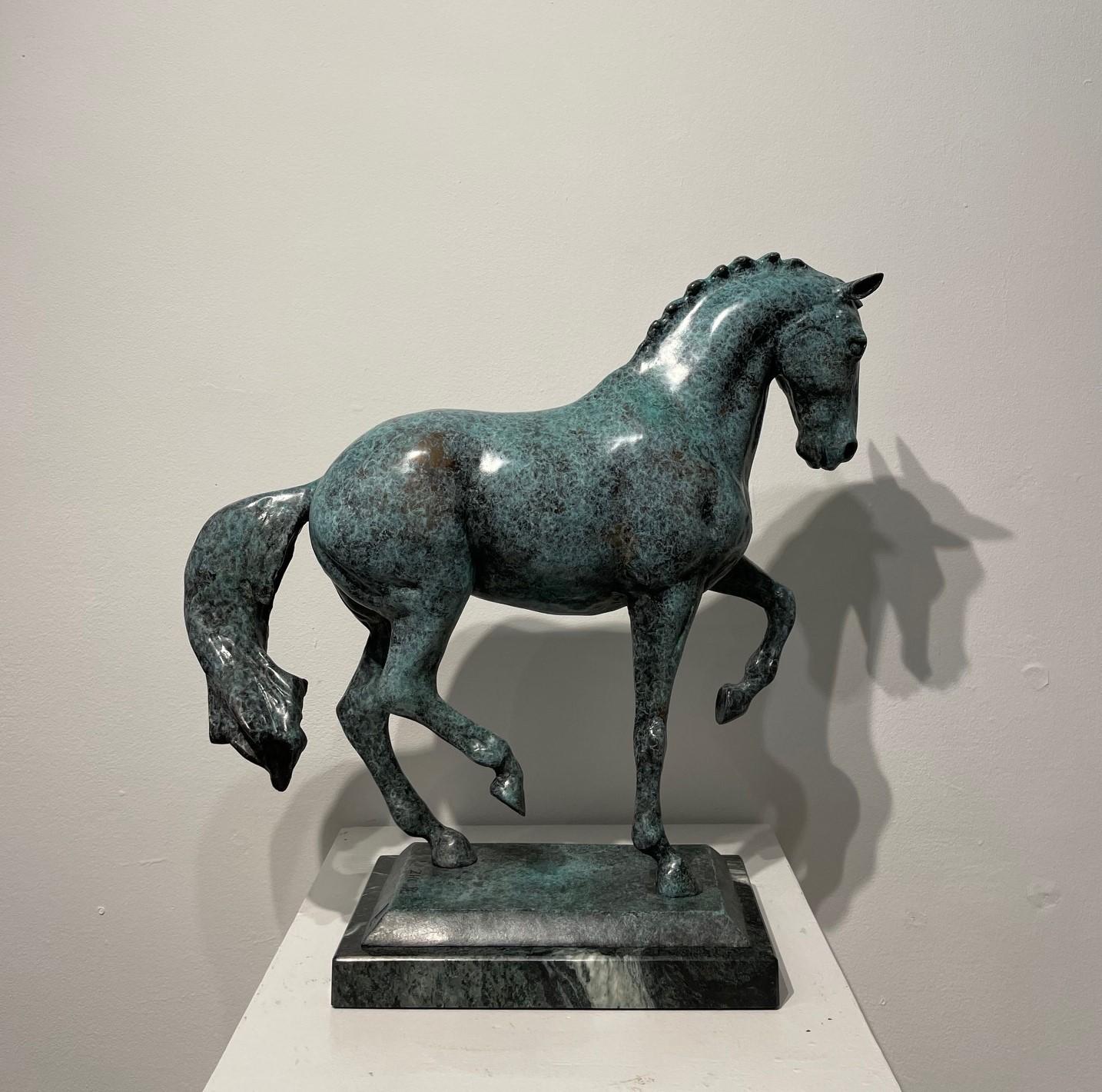Piaffe Grande     Un'originale scultura equina in bronzo - Figurative Sculpture Oro di Zoe Carmichael