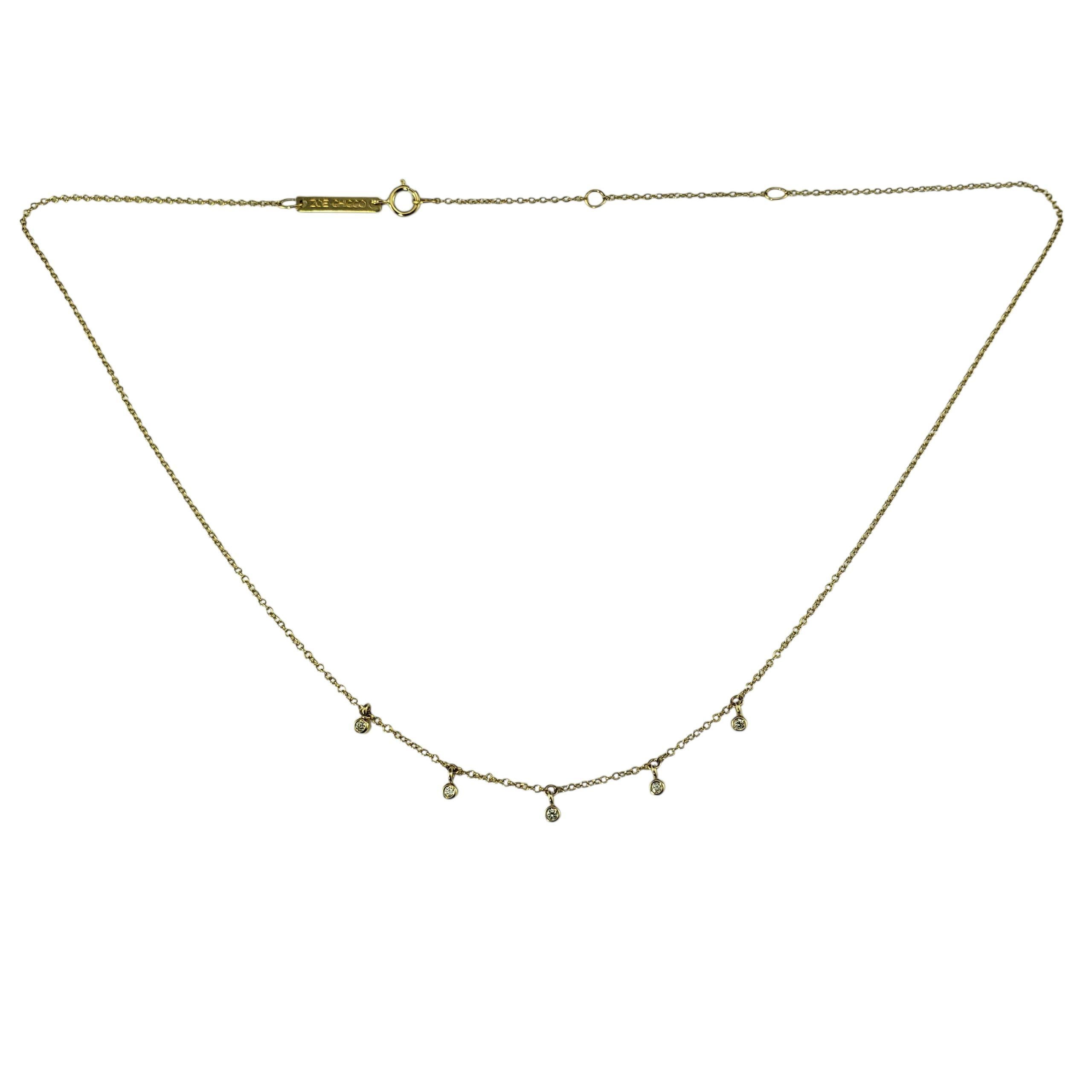 Zoe Chicco - Collana con castone di diamanti pendenti in oro giallo 14 carati.

Questa elegante collana in oro giallo 14K è caratterizzata da cinque diamanti taglio brillante incastonati sospesi lungo una sottile catena, che aggiungono un delicato