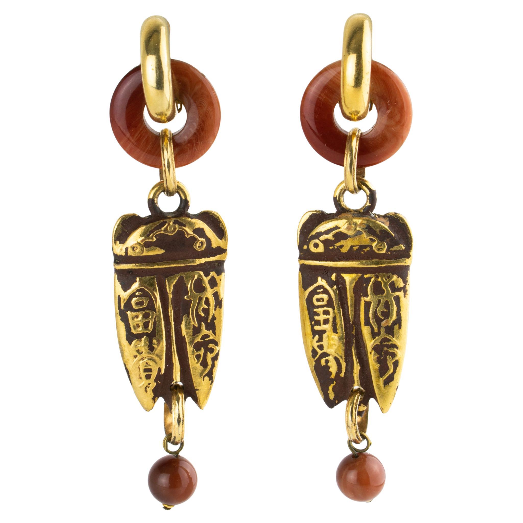 Zoe Coste - Orecchini a clip in resina dorata e marrone cacao, etnici e chic. in vendita