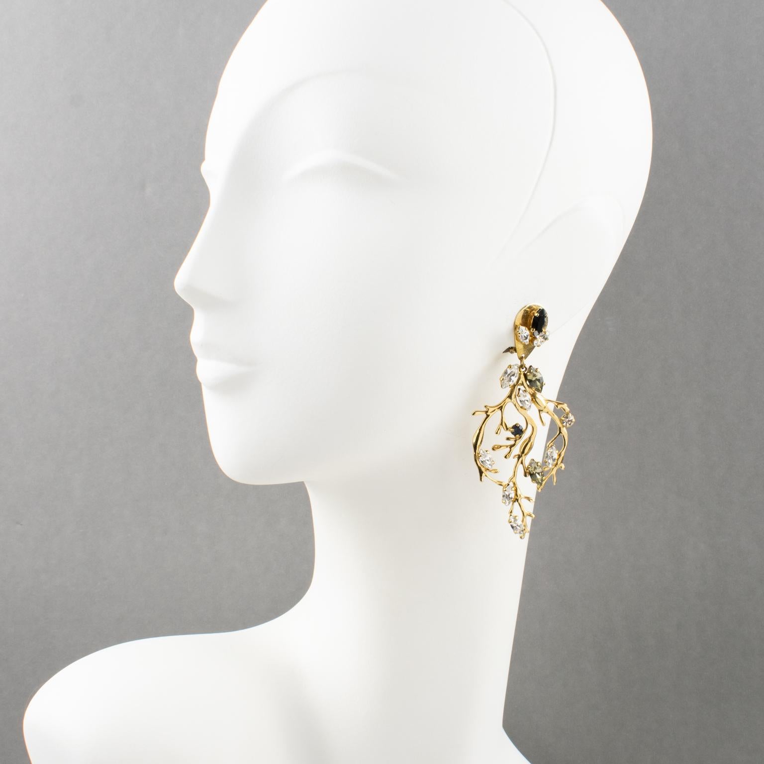 Les charmantes boucles d'oreilles à clip Zoe Coste for Reminiscence, ornées de bijoux de style baroque. Présente une composition encadrant une Branch surdimensionnée en métal doré, ornée de strass en cristal en forme de poire. Les strass en cristal