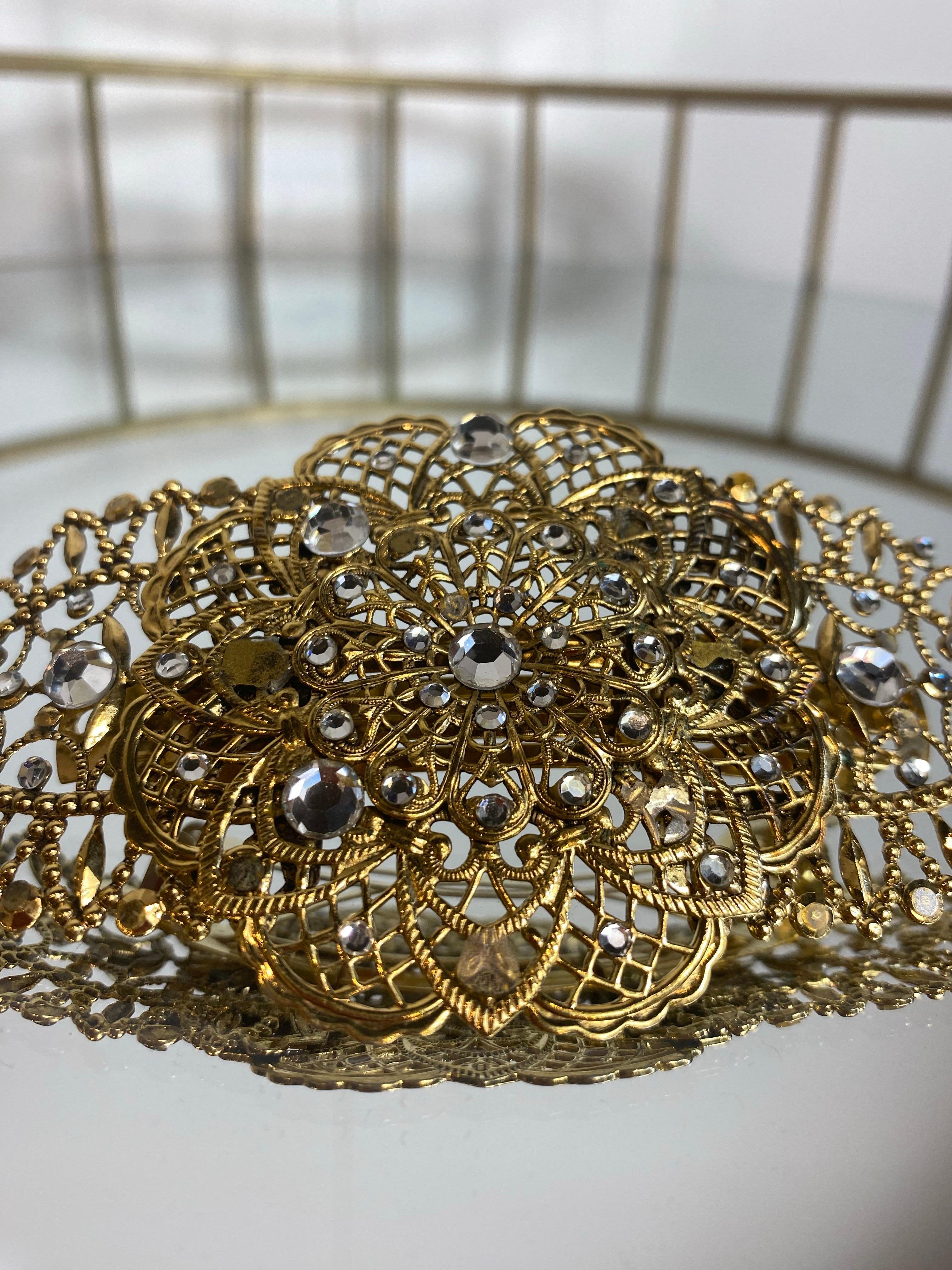 Pinza de pelo dorada Zoe Coste con brillantes.
Excelente estado, presenta signos de uso como se muestra en las fotos.