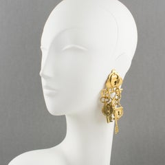 Zoe Coste Orecchini a clip oversize in metallo dorato Chiavi e serrature