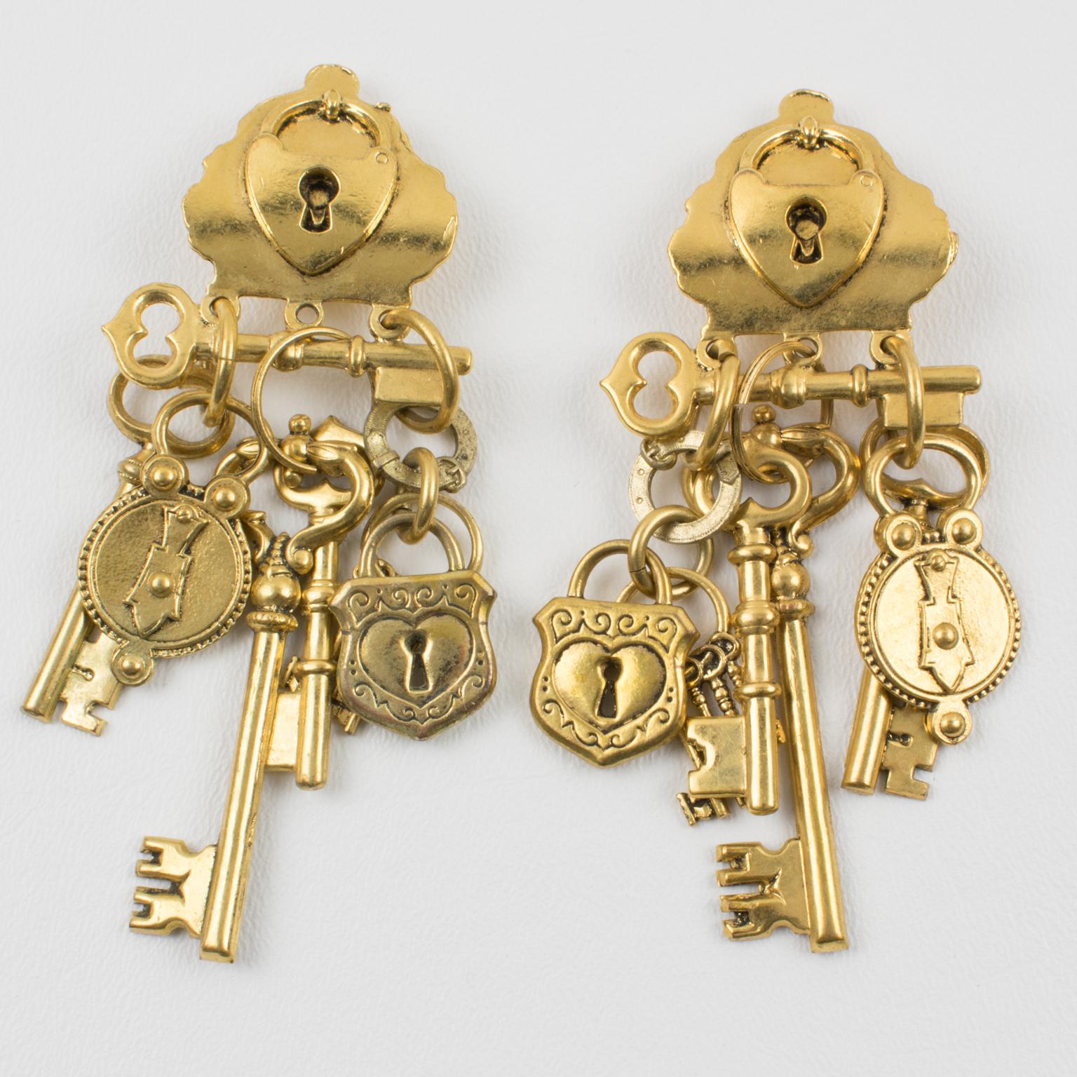 Moderne Zoe Coste Boucles d'oreilles pendantes en métal doré surdimensionné Clés et serrures